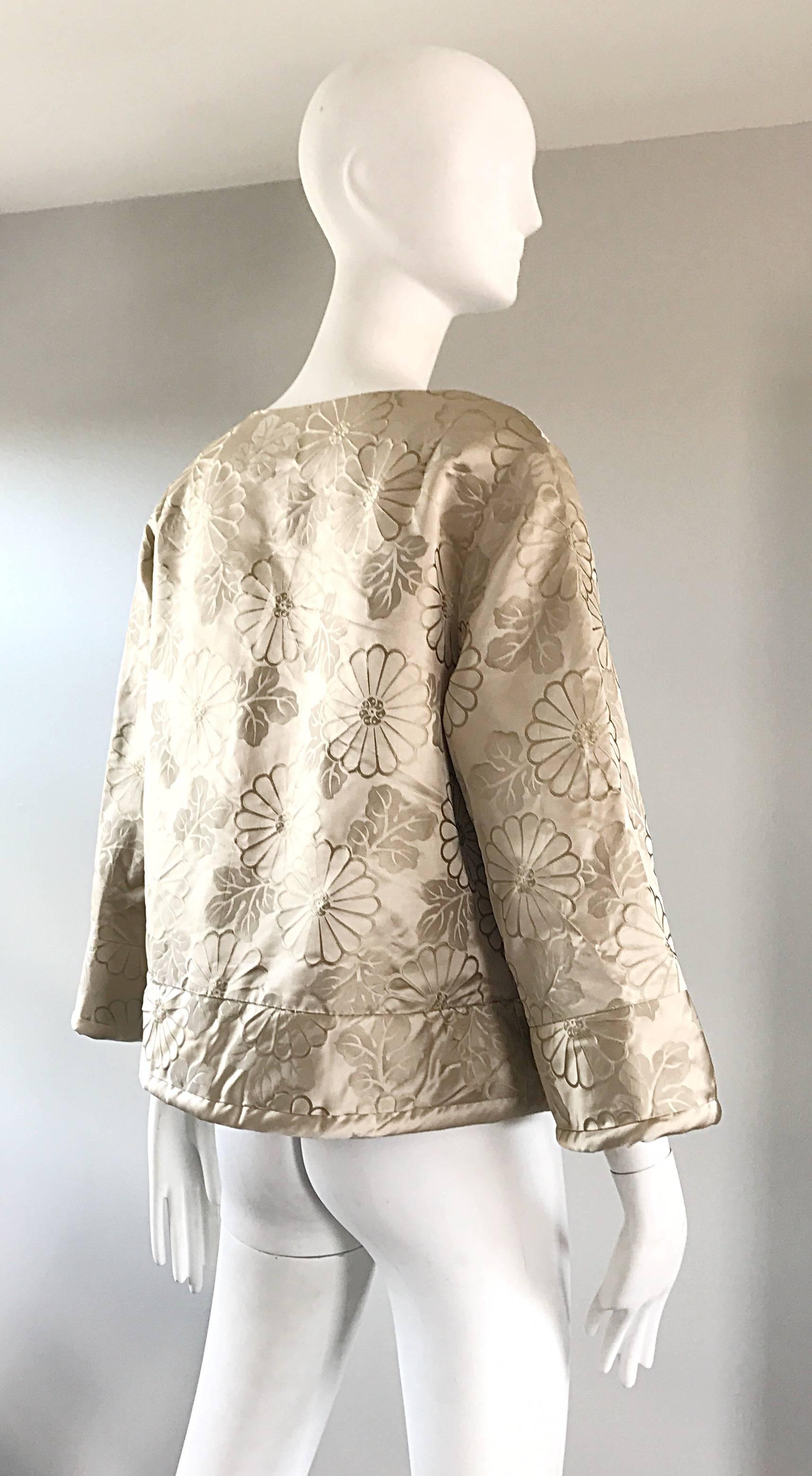 1960s Dynasty Beige Silk Flower Asian Gorgeous Vintage 60s Swing Jacket  In Excellent Condition For Sale In San Diego, CA