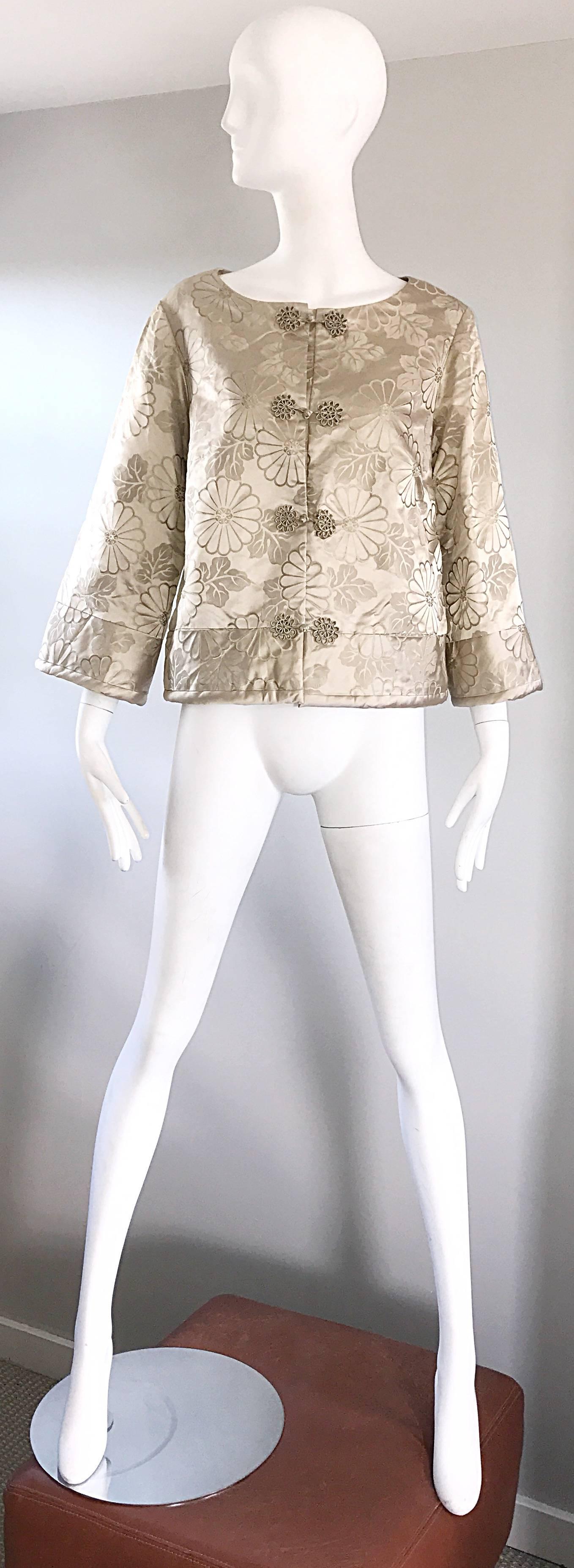 Women's 1960s Dynasty Beige Silk Flower Asian Gorgeous Vintage 60s Swing Jacket  For Sale