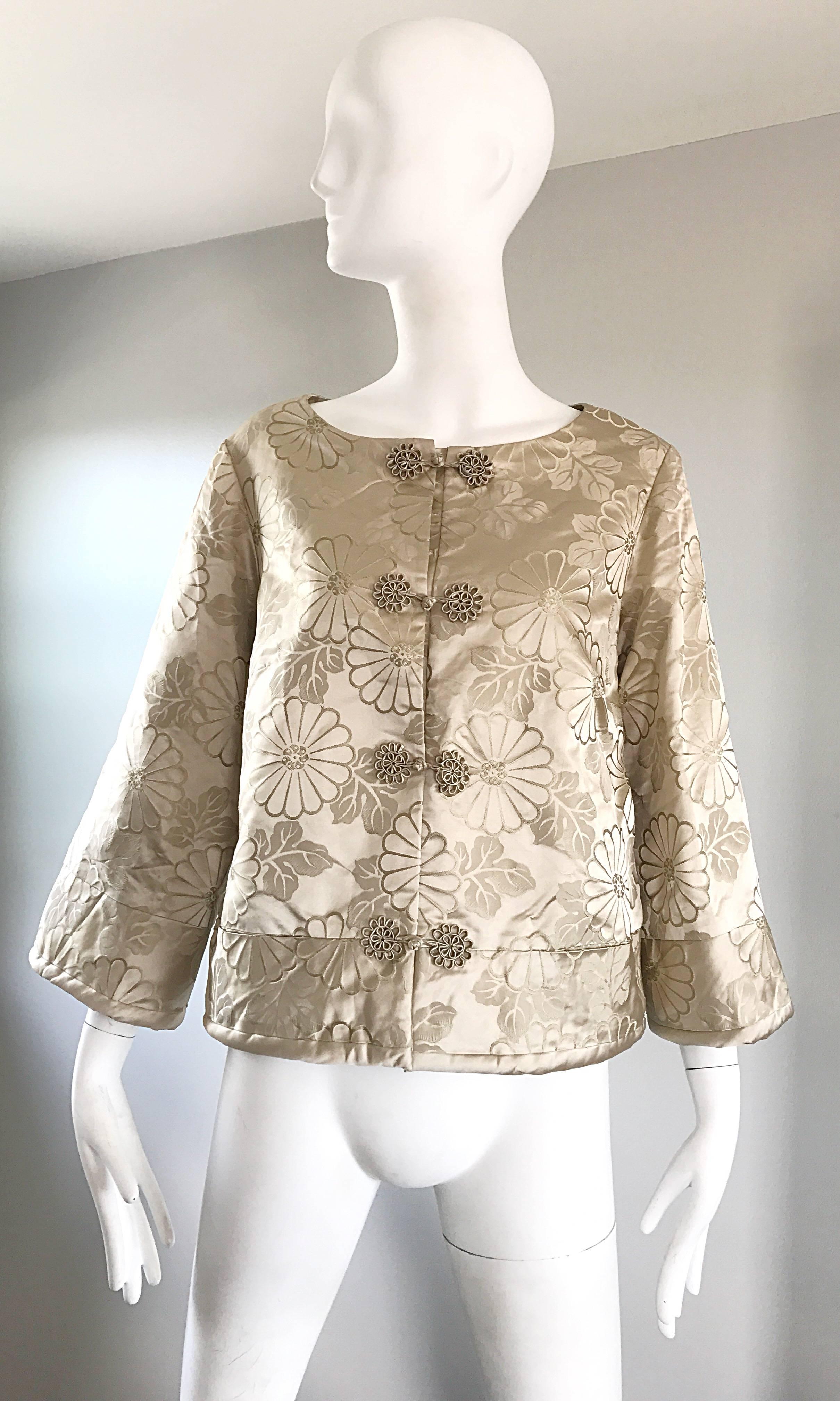 1960s Dynasty Beige Silk Flower Asian Gorgeous Vintage 60s Swing Jacket  For Sale 2