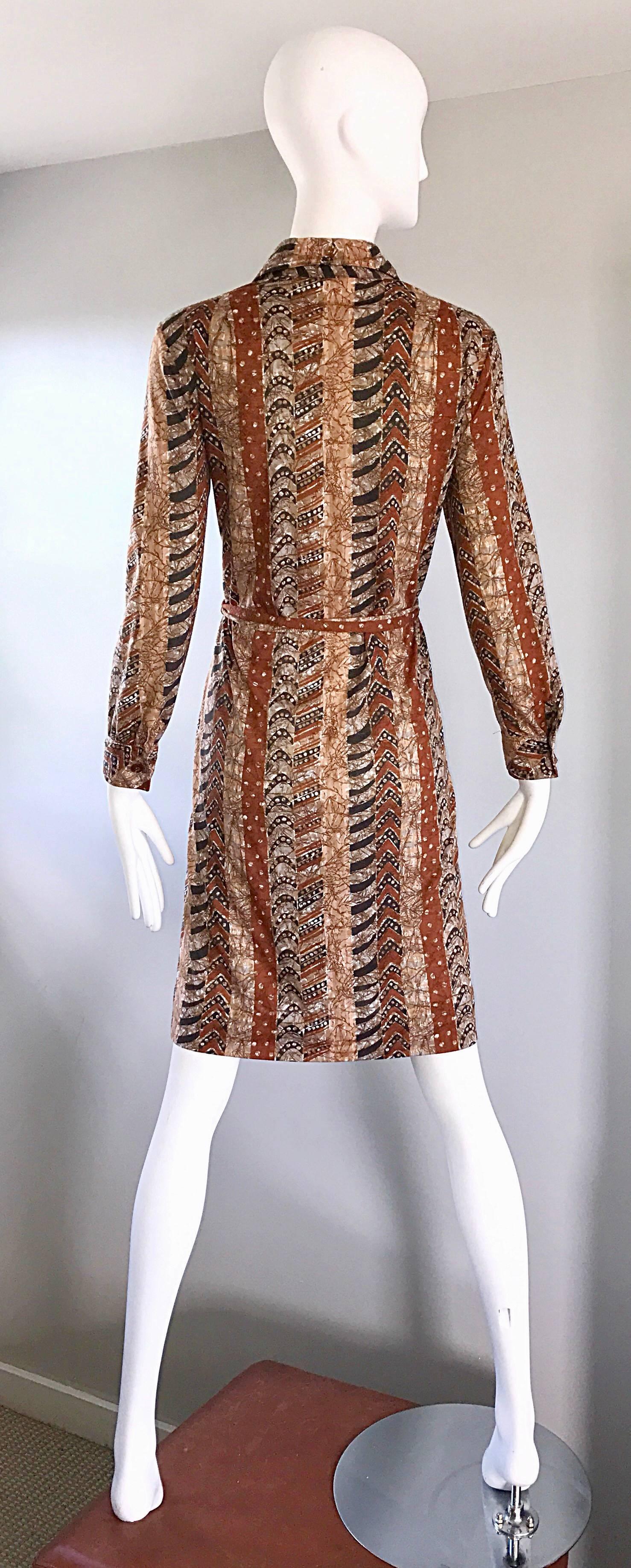 Bonwit Teller 1970s Batik Print Belted Cotton 70s Vintage Brown Safari Dress  In Excellent Condition For Sale In San Diego, CA