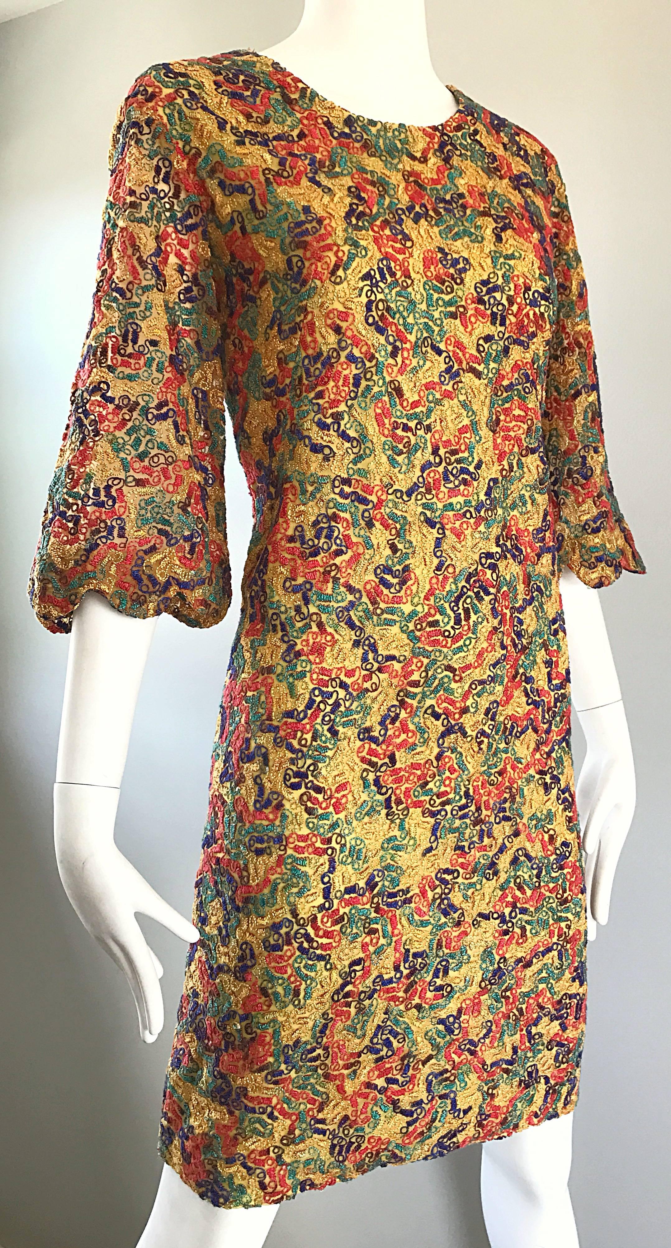 Marron Magnifique robe droite colorée vintage à manches cloche festonnées (années 1960) en vente