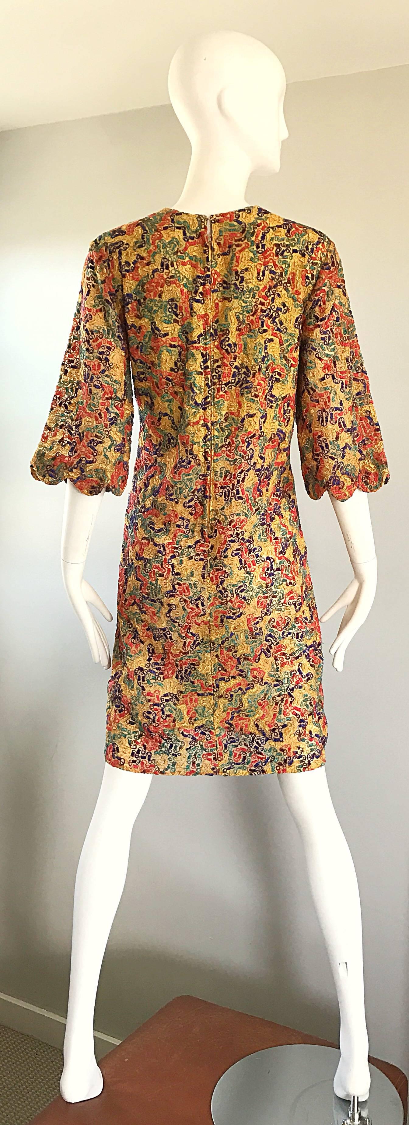 Magnifique robe droite colorée vintage à manches cloche festonnées (années 1960) Excellent état - En vente à San Diego, CA