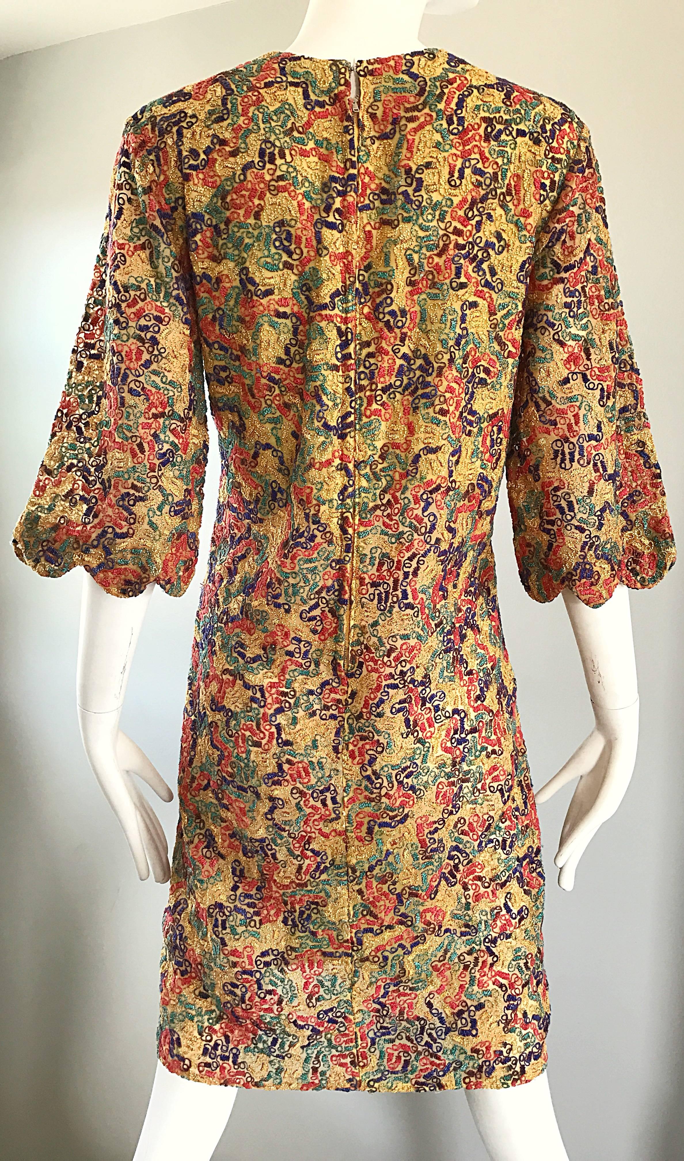 Magnifique robe droite colorée vintage à manches cloche festonnées (années 1960) en vente 3