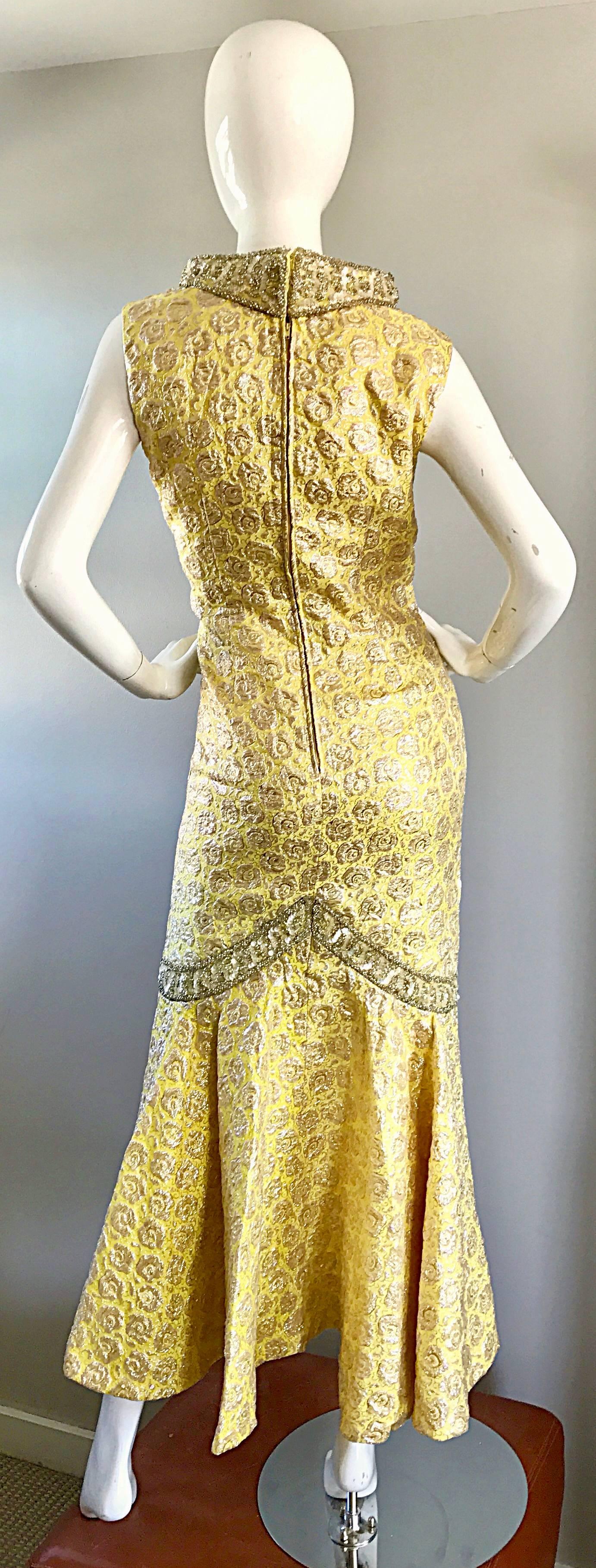 Beige Robe sirène vintage séduisante en brocart de soie jaune perlé, demi-couture, années 1950 en vente
