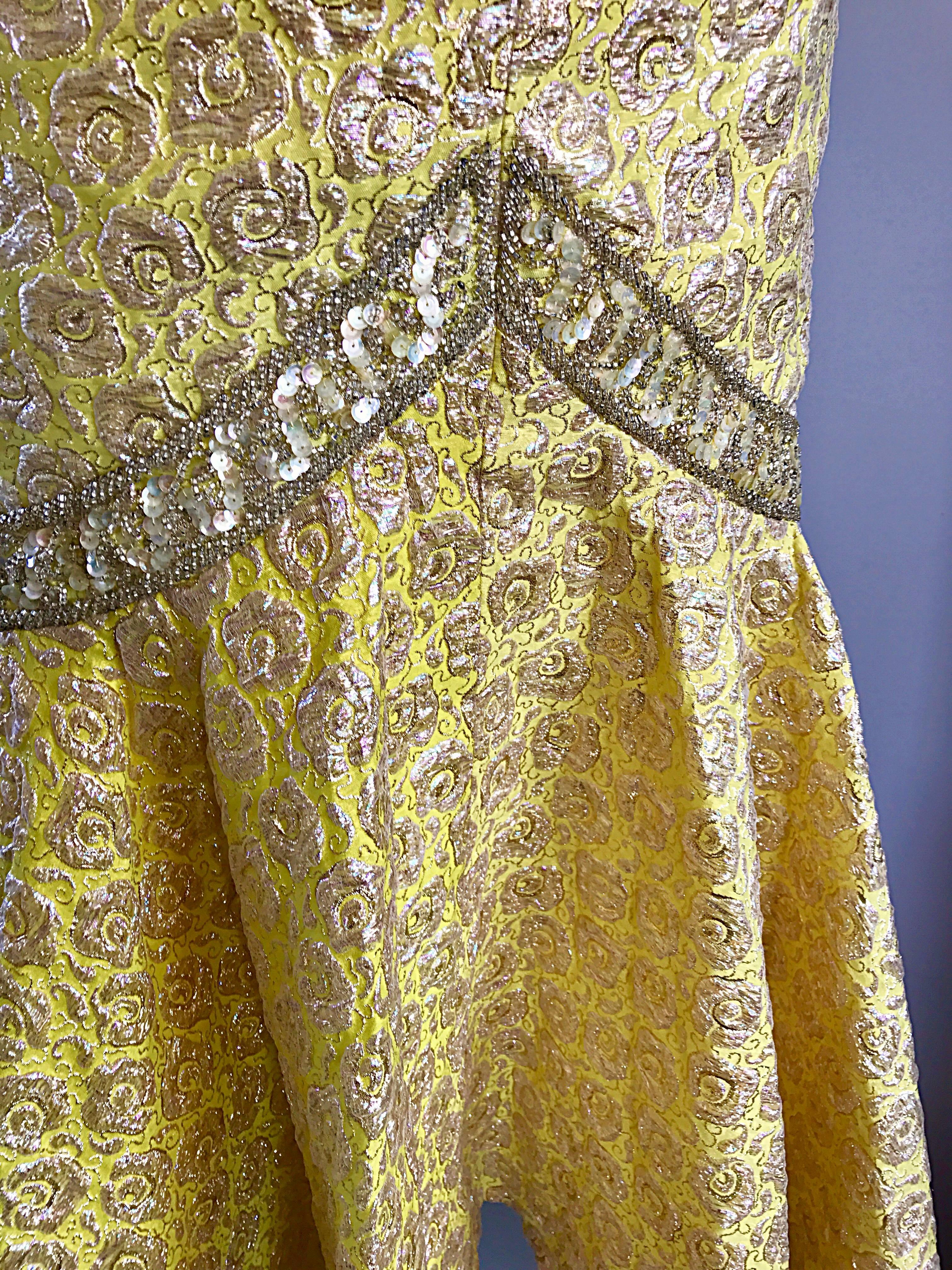Robe sirène vintage séduisante en brocart de soie jaune perlé, demi-couture, années 1950 Excellent état - En vente à San Diego, CA