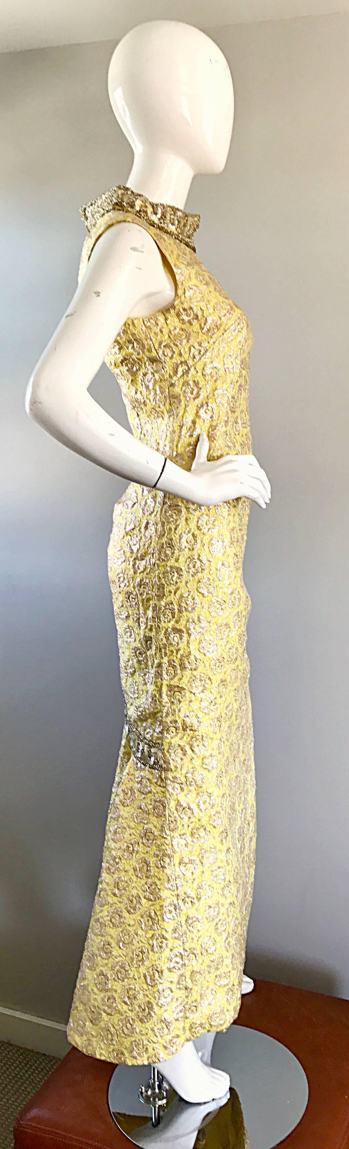 Robe sirène vintage séduisante en brocart de soie jaune perlé, demi-couture, années 1950 Pour femmes en vente