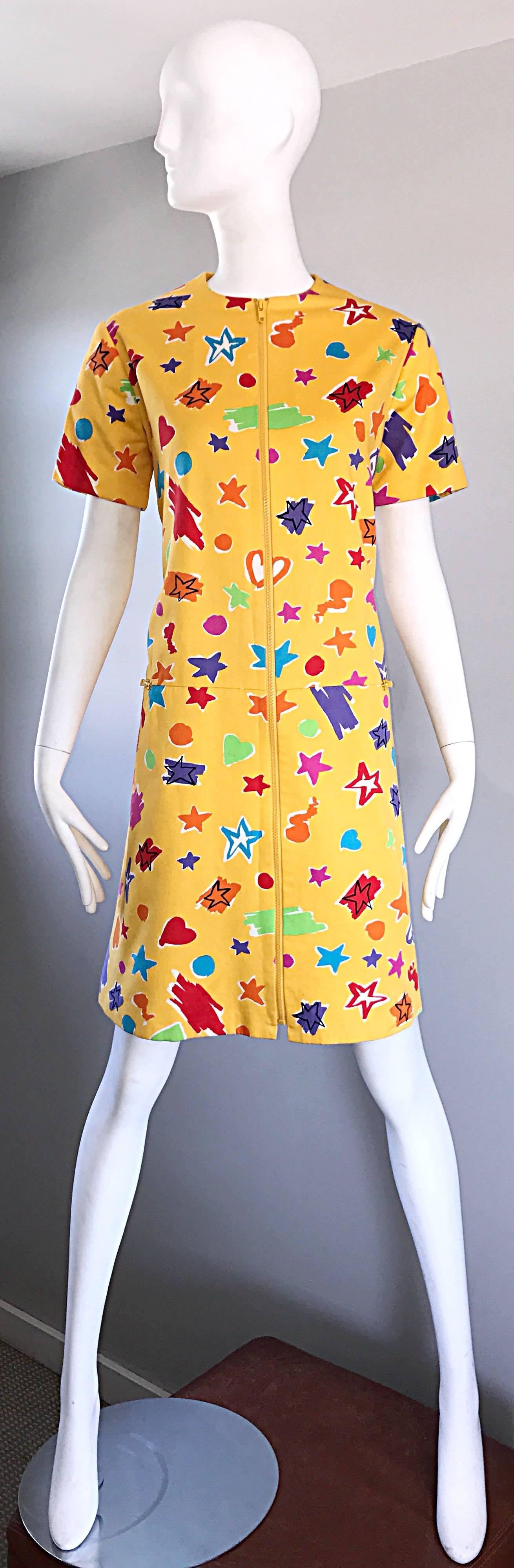 Seltene und erstaunliche Vintage GEOFFREY BEENE 'Herzen und Sterne' 1960er 60er Jahre Stil gelb Baumwolle kurze Ärmel Shift / A - Linie Kleid! Durchgehend mit bunten Herzen und Sternen versehen. Leuchtend gelber Hintergrund mit blauen, grünen, rosa,