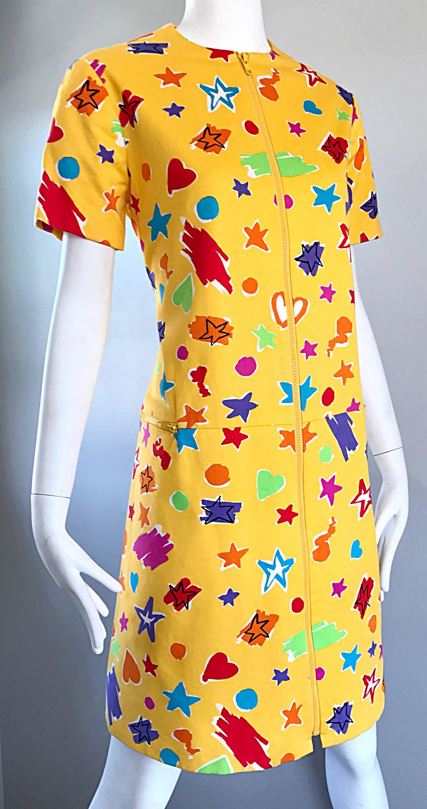Gelbes, farbenfrohes Vintage-Etuikleid aus seltener Baumwolle mit Herzen und Sternen von Geoffrey Beene im Zustand „Hervorragend“ im Angebot in San Diego, CA