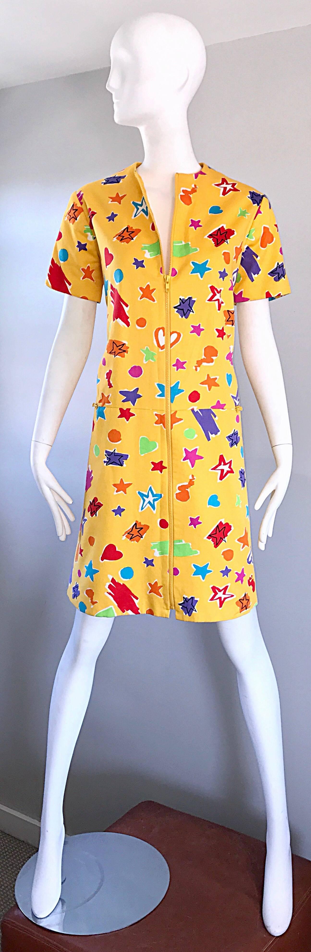 1990s Geoffrey Beene Vintage Hearts Stars Yellow Colorful Cotton 90s Shift Dress In Excellent Condition For Sale In San Diego, CA