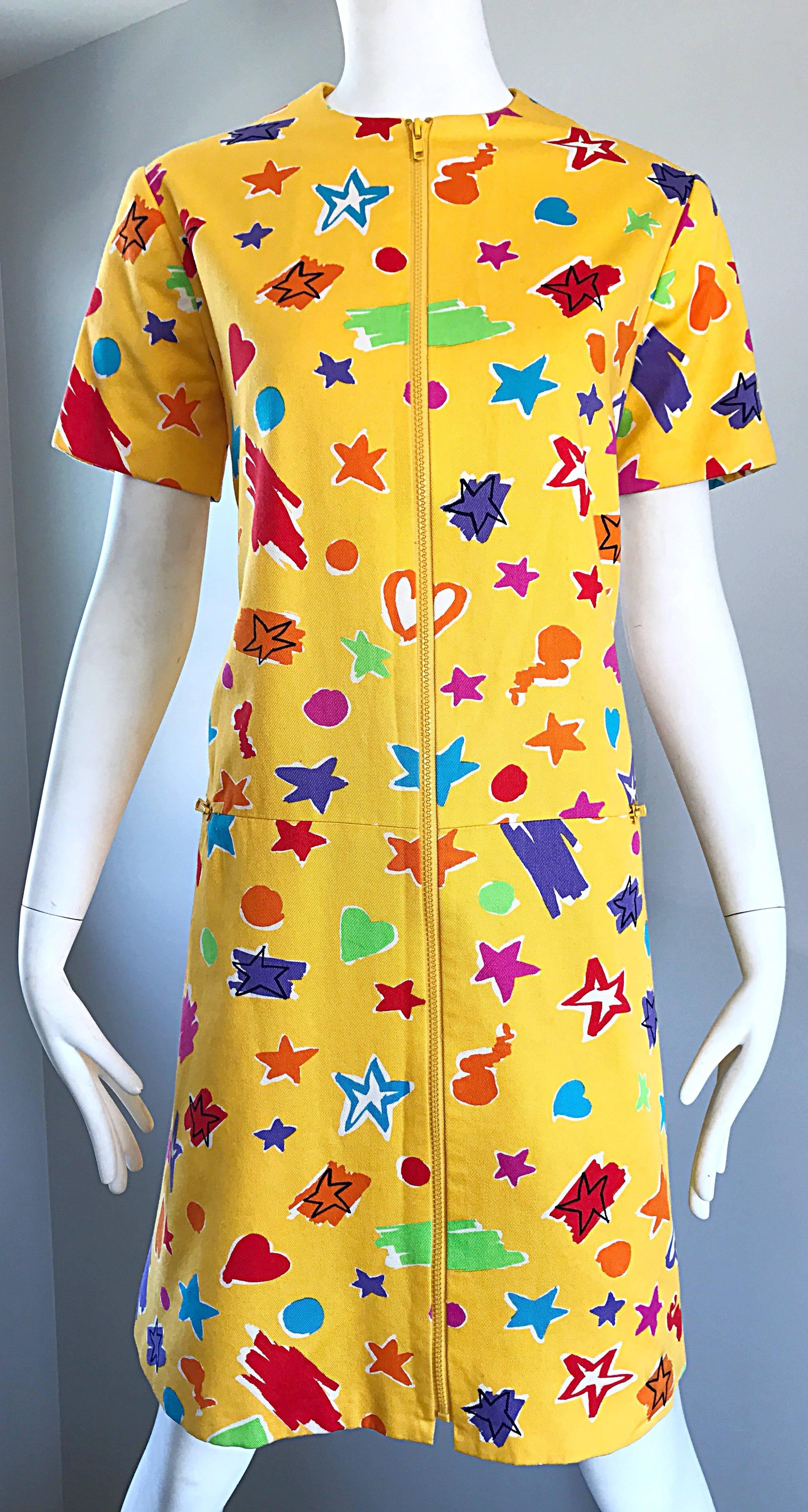 Gelbes, farbenfrohes Vintage-Etuikleid aus seltener Baumwolle mit Herzen und Sternen von Geoffrey Beene im Angebot 4