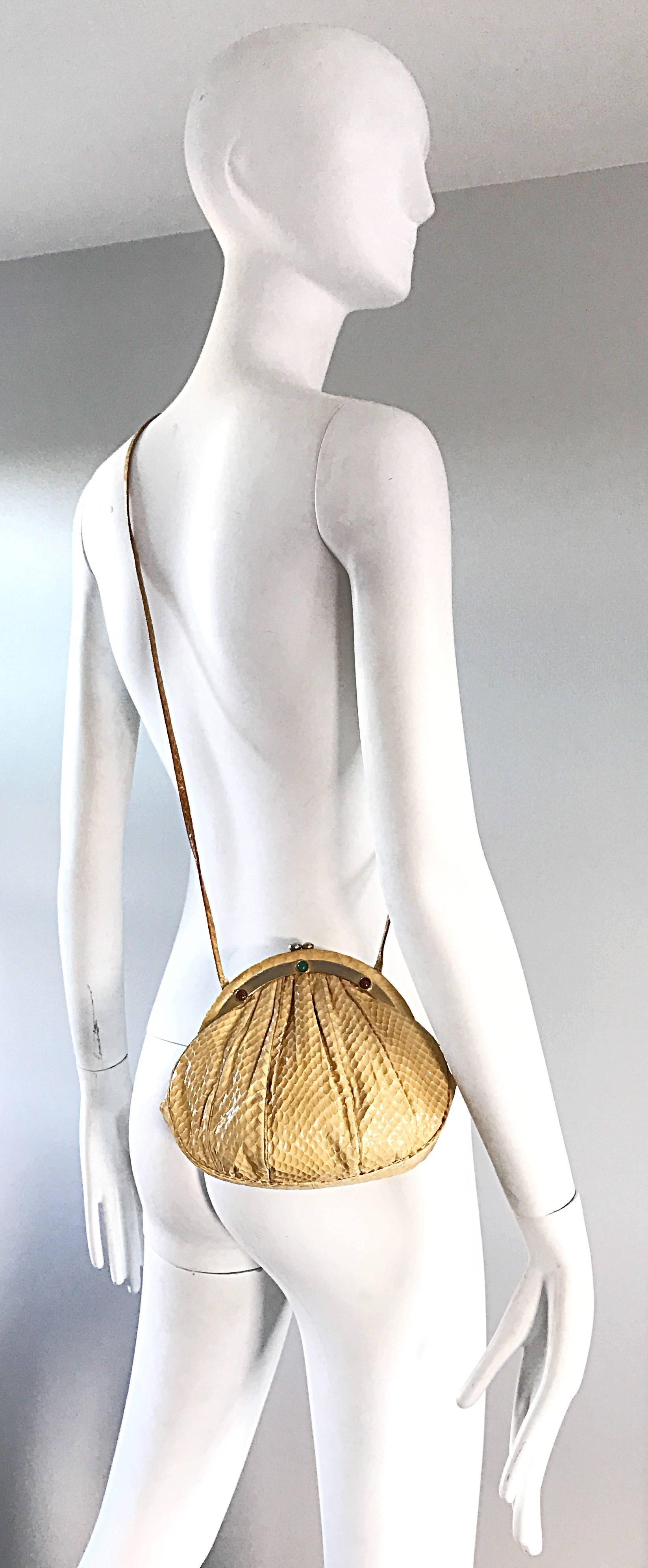 Judith Leiber - Sac porté épaule ou pochette vintage en peau de serpent python beige avec bijoux, couleur beige clair  Excellent état - En vente à San Diego, CA