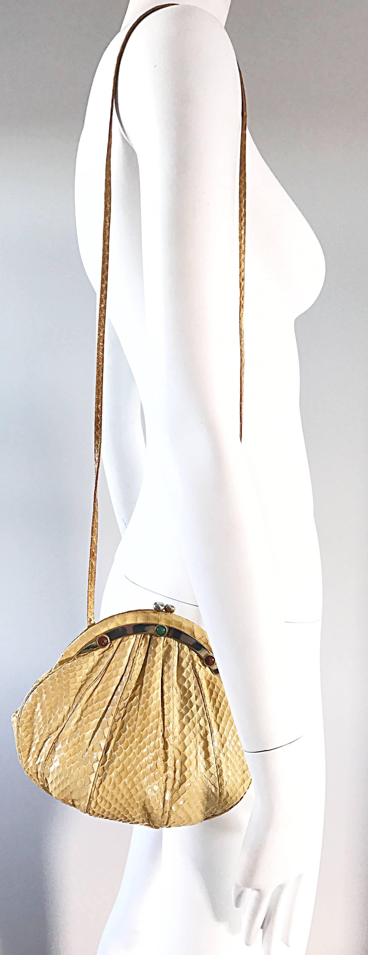 Judith Leiber - Sac porté épaule ou pochette vintage en peau de serpent python beige avec bijoux, couleur beige clair  Pour femmes en vente