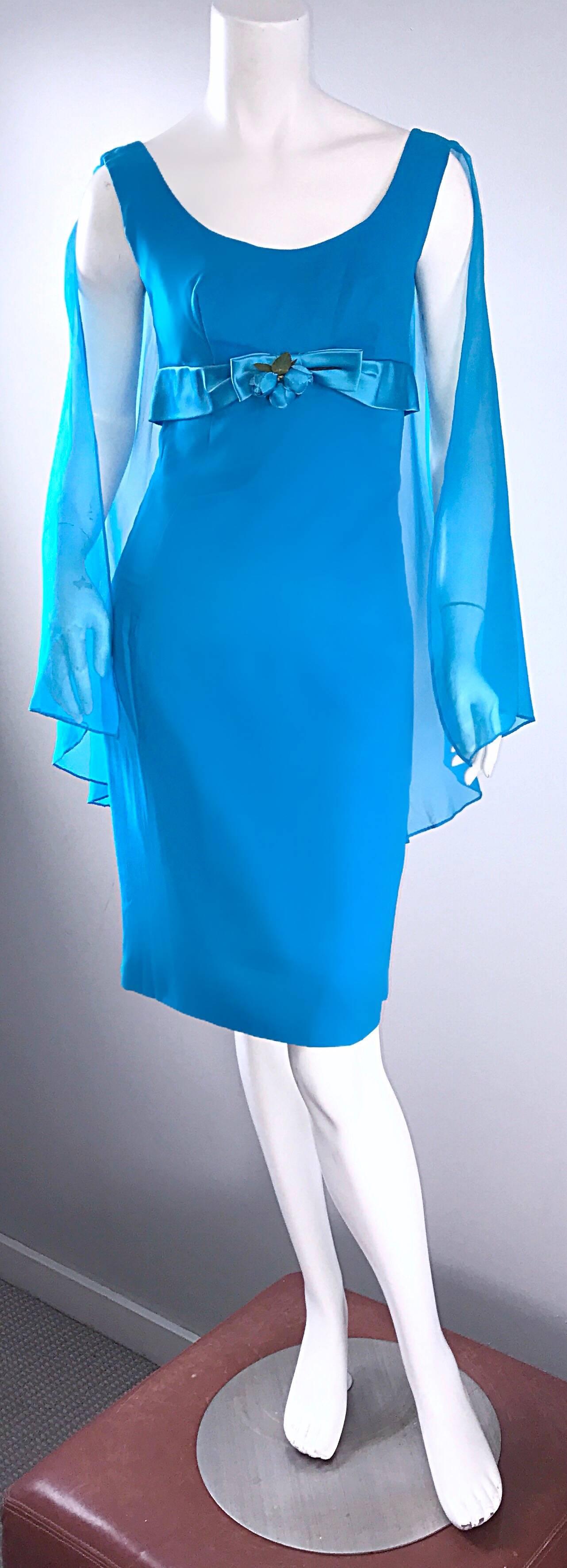 Bleu Magnifique robe vintage en mousseline bleu turquoise des années 1960 avec cape attachée en vente