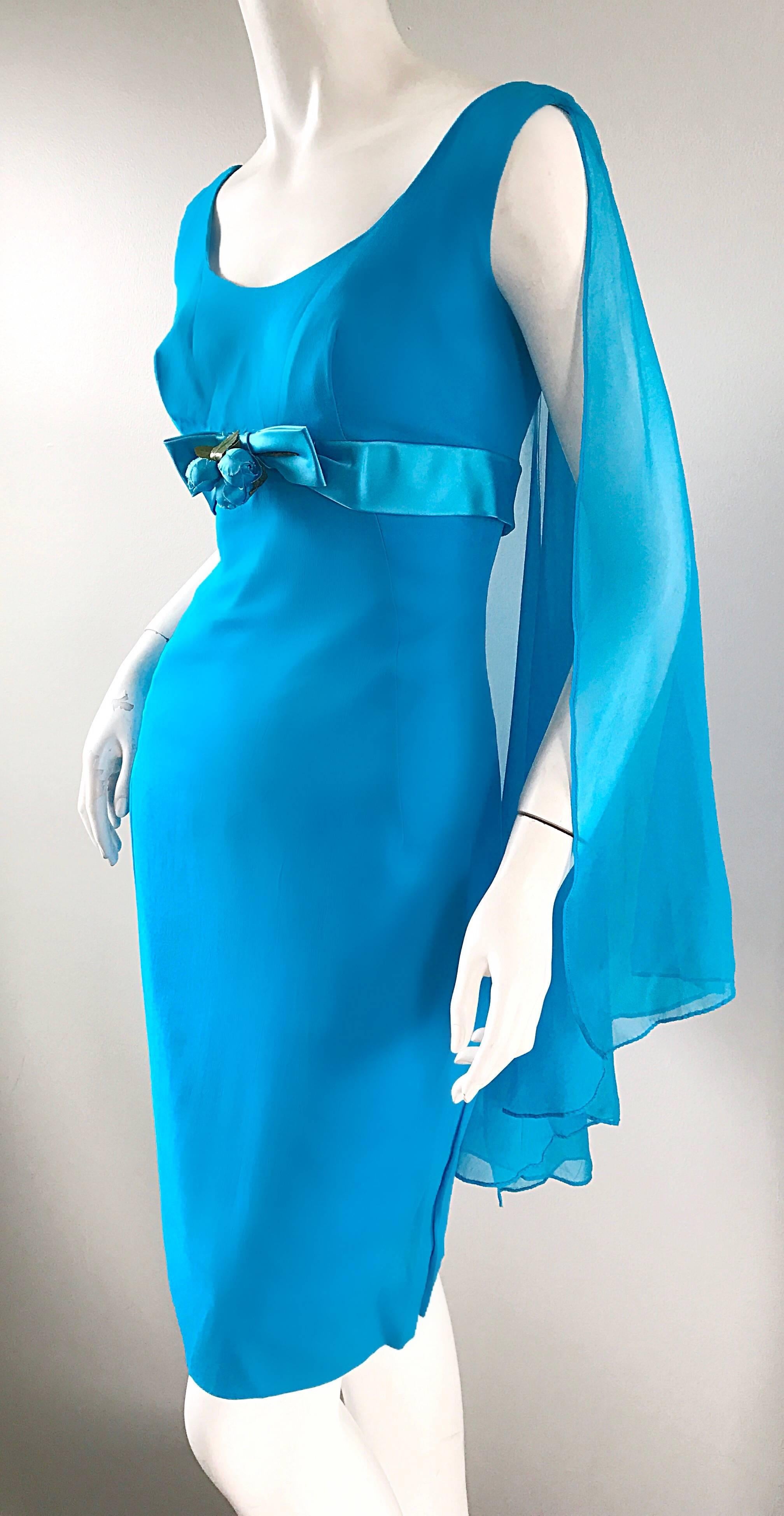 Magnifique robe vintage en mousseline bleu turquoise des années 1960 avec cape attachée Pour femmes en vente