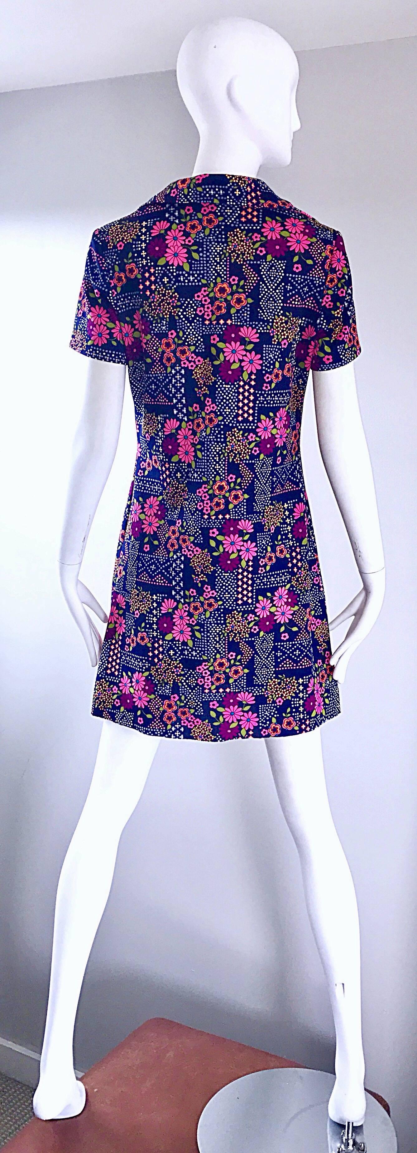 Chic 1960s Colorful Daisy Flower Print Vintage 60s Mod Mini Shirt Shift Dress In Excellent Condition In San Diego, CA