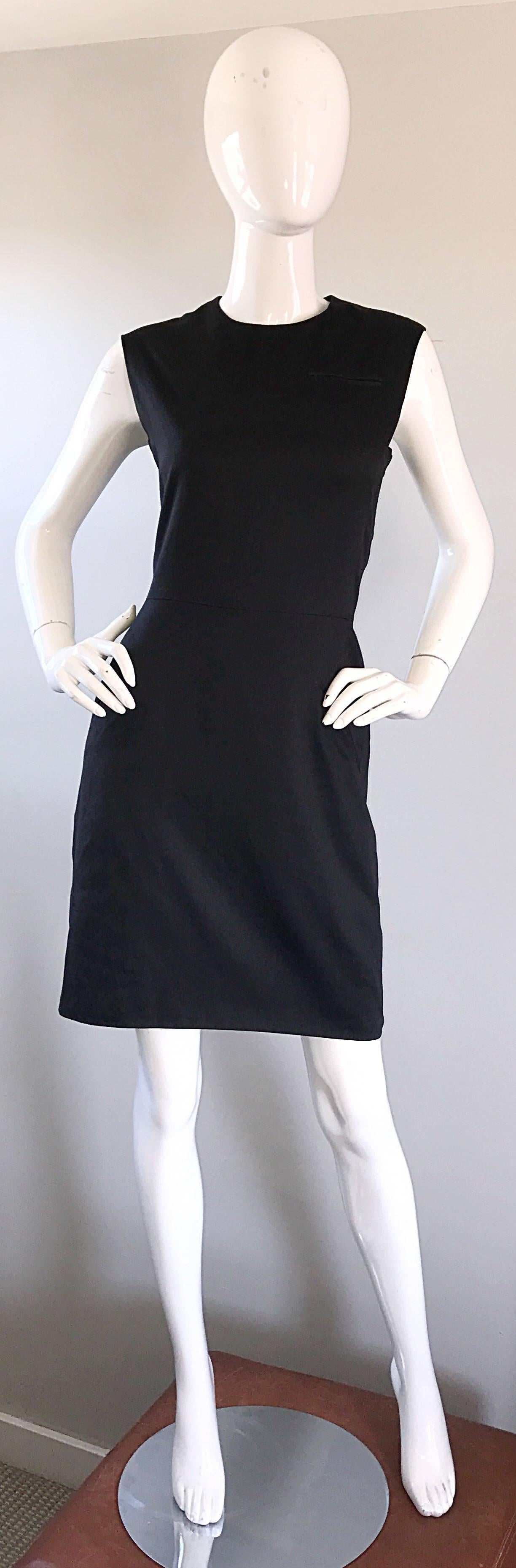 Schickes, klassisches und bequemes Vintage 1990er STEPHEN SPROUSE kleines schwarzes Kleid ( LBD ) ! Eine klassische und schmeichelhafte Passform mit tailliertem Mieder. Taschen an beiden Seiten der Taille und eine Schein-Schlitztasche auf der Brust.