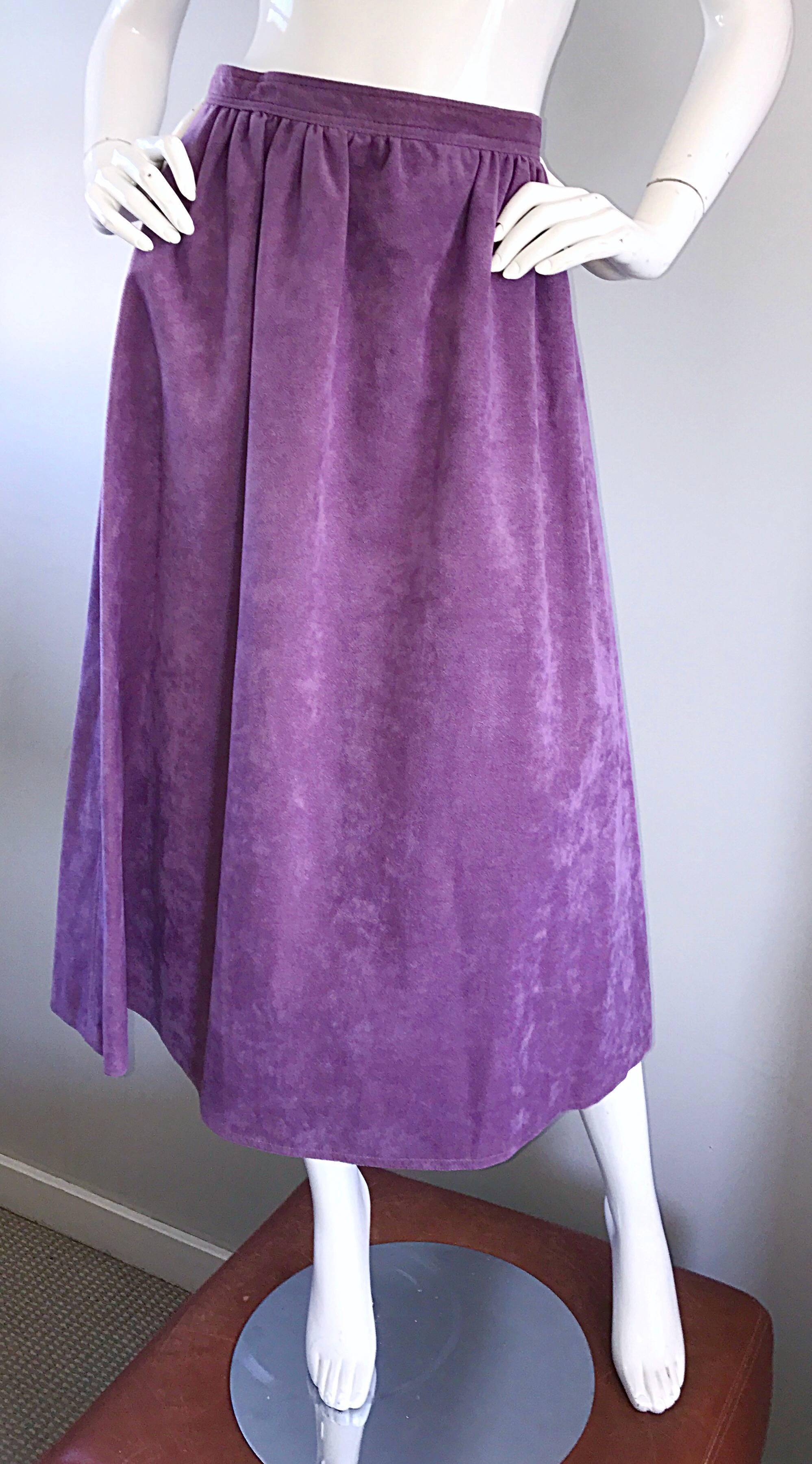1970s Bill Blass Purple Lilac Lavender Ultrasuede Vintage 70s Midi Full Skirt In Excellent Condition For Sale In San Diego, CA
