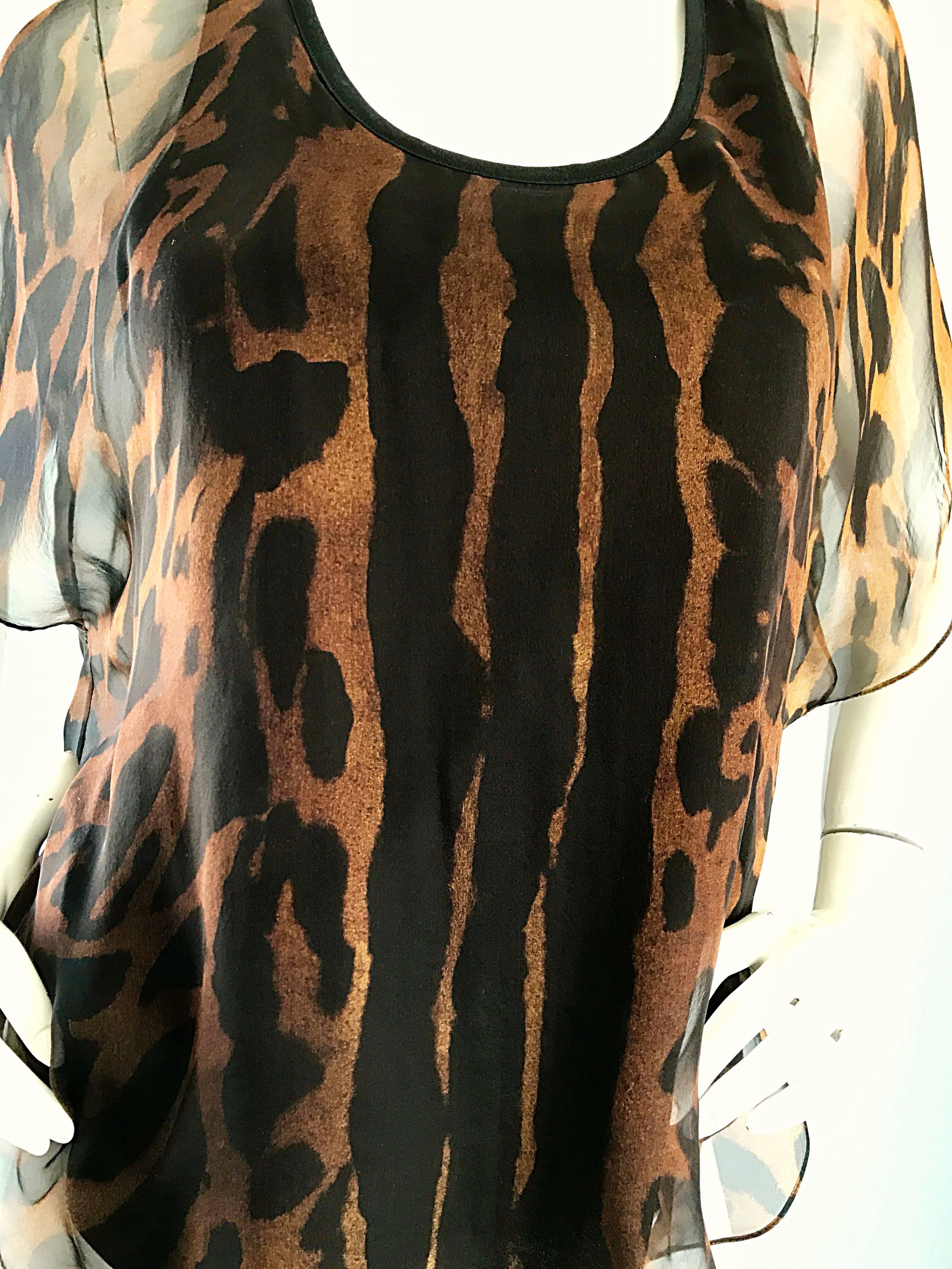 Alexander McQueen Seiden-Chiffon-Bluse mit Leopardenmuster und Flatterärmeln Racerback im Zustand „Hervorragend“ im Angebot in San Diego, CA
