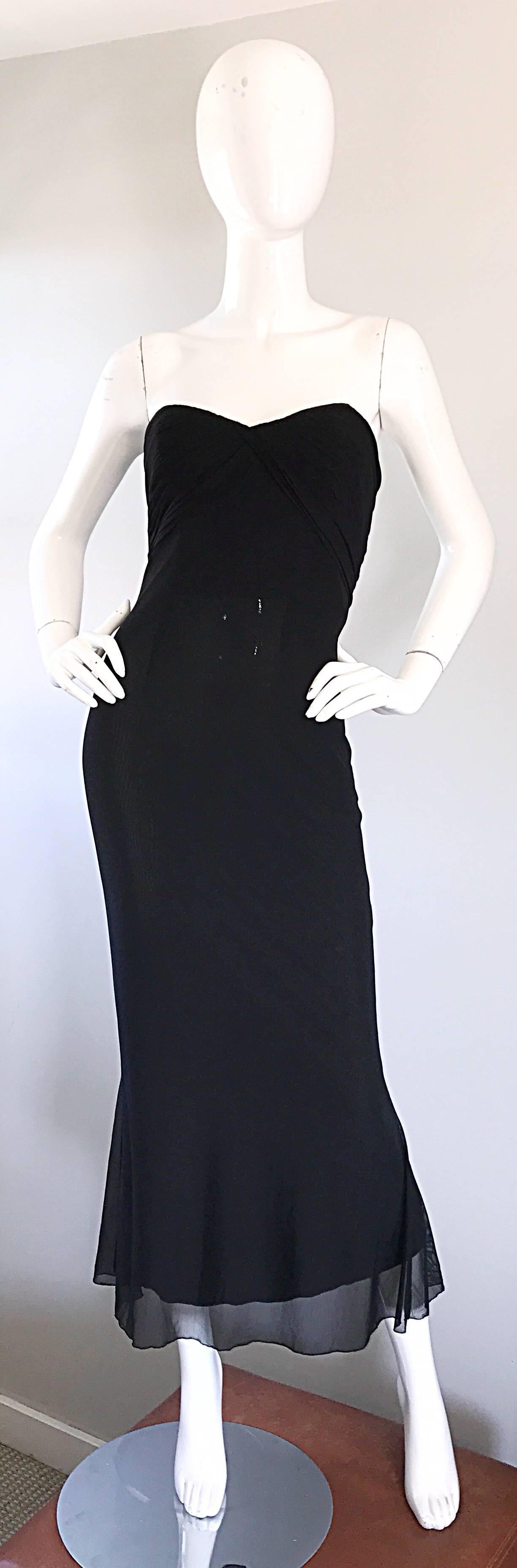 Klassisches 90er Jahre VICKY TIEL COUTURE schwarzes trägerloses Meerjungfrauenkleid / Maxikleid aus Seidengewebe! Mit dem charakteristischen Tiel-Faltenwurf an der Büste. Tolle Passform, die sich an den Körper anpasst. Schwarzes Mesh überlagert