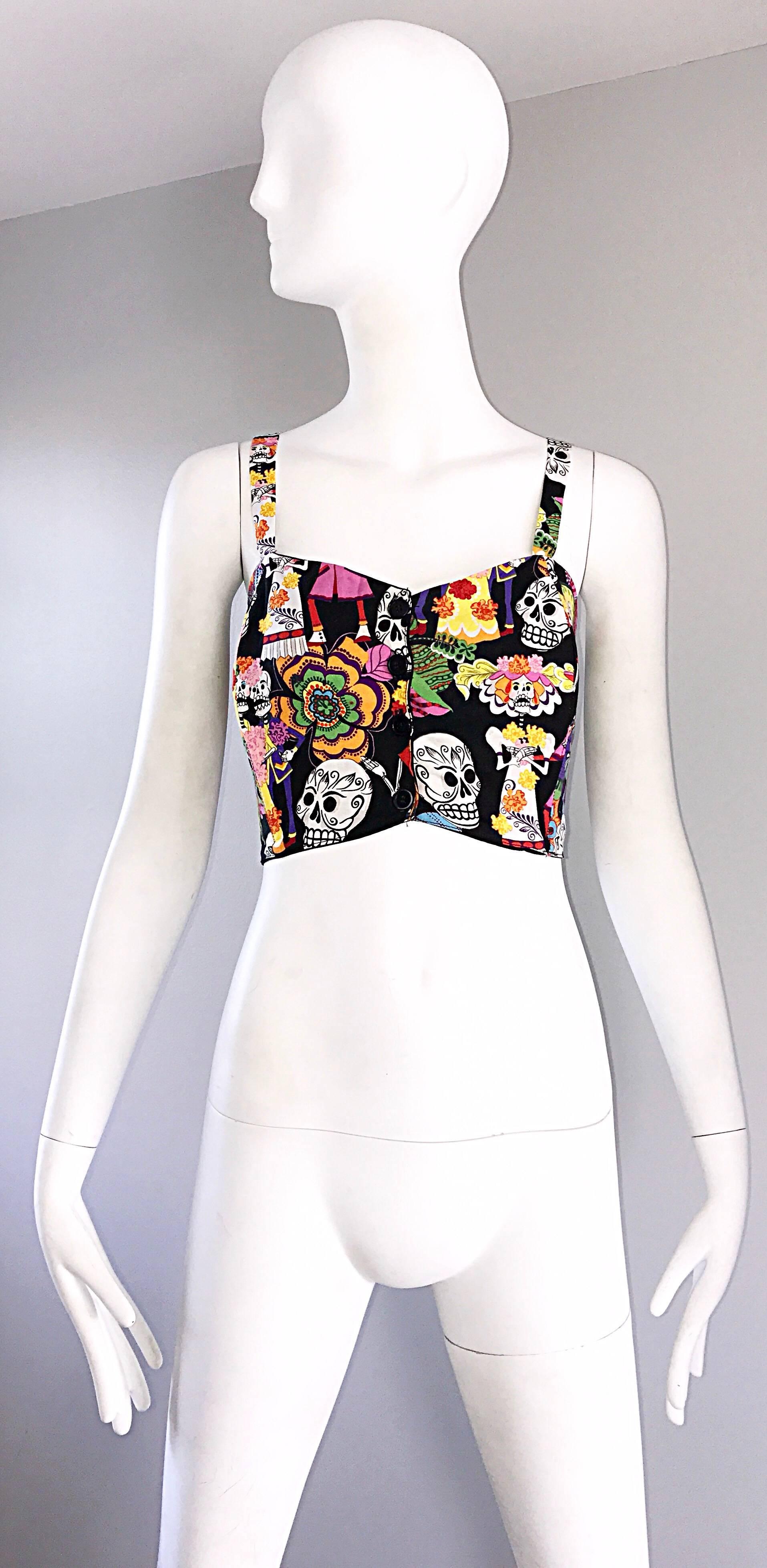 Amazing 1990 vintage 'Day of the Dead' novelty plus size crop top / vest ! On y retrouve les personnages emblématiques du DOTD. Quatre boutons sur le devant. Un désossage intérieur pour que tout reste en place. Incroyable pour BURNING MAN ! Idéal