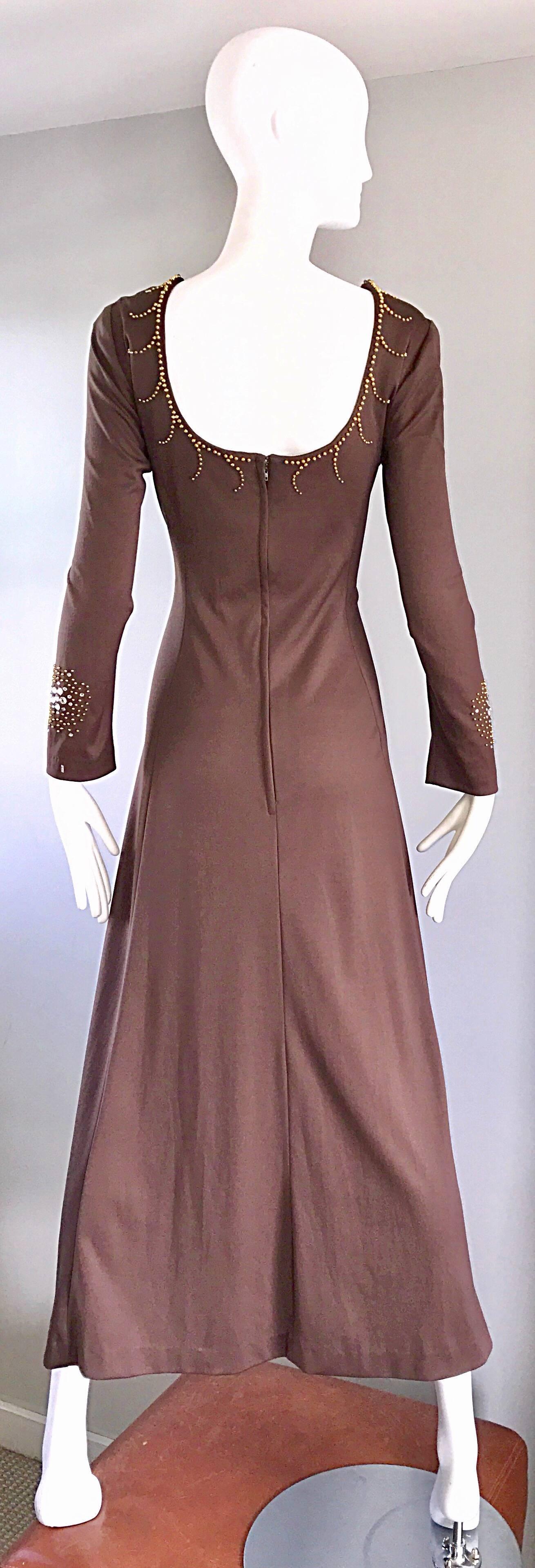 Robe longue grecque des années 1970 marron café clair perlée avec strass Vintage des années 70  Pour femmes en vente