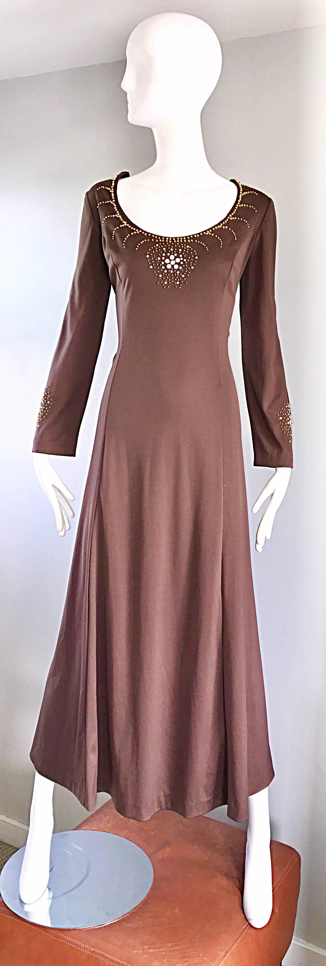 Robe longue grecque des années 1970 marron café clair perlée avec strass Vintage des années 70  en vente 5
