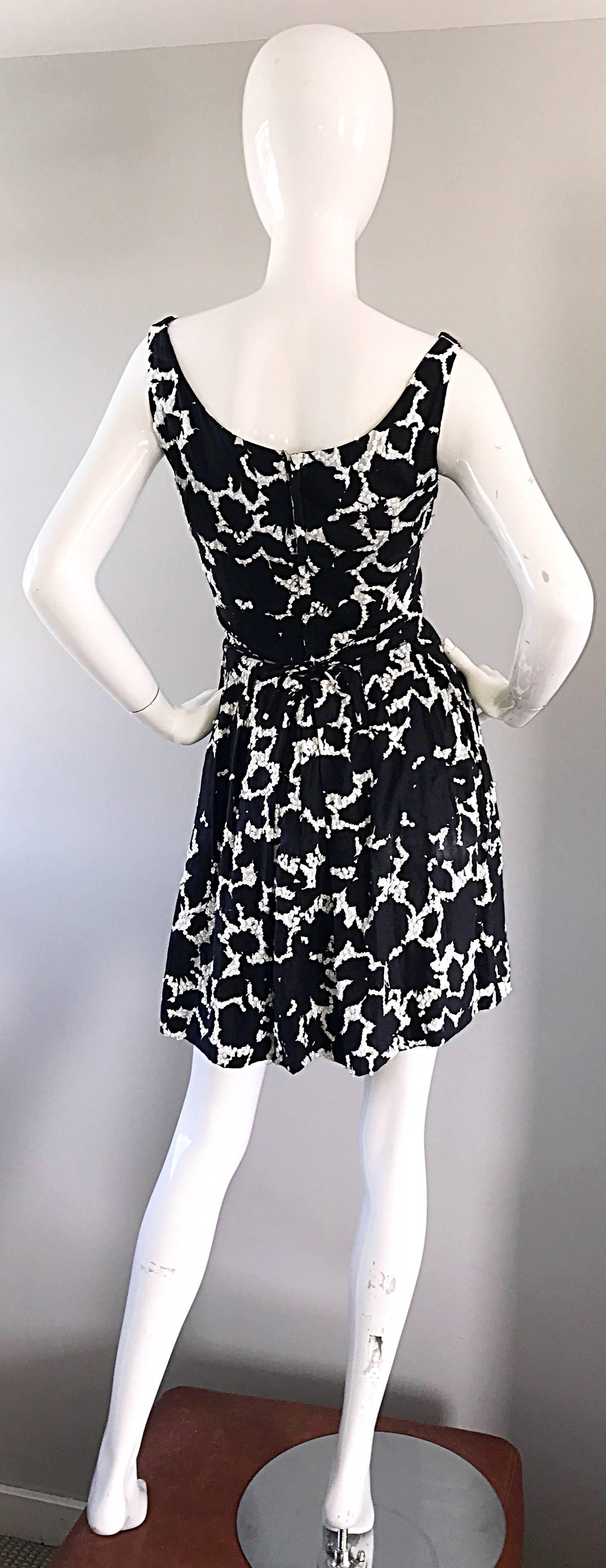1950s Black and White Leaf Print Sequin Cotton Fit and Flare 50s Vintage Dress For Sale 2