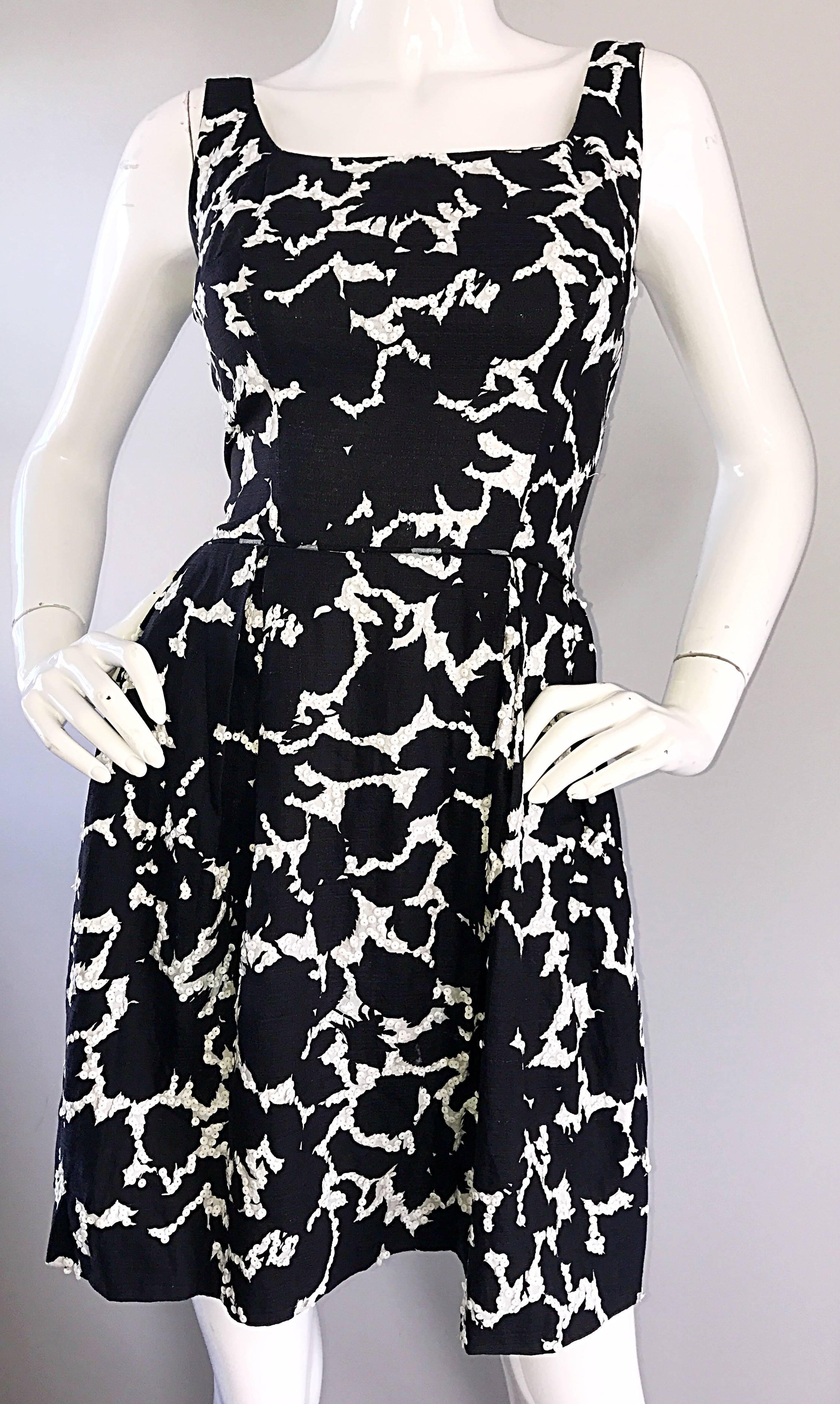 1950er Schwarzes und weißes Baumwollkleid mit Blattdruck und Pailletten aus den 1950er Jahren im Vintage-Look  im Angebot 3