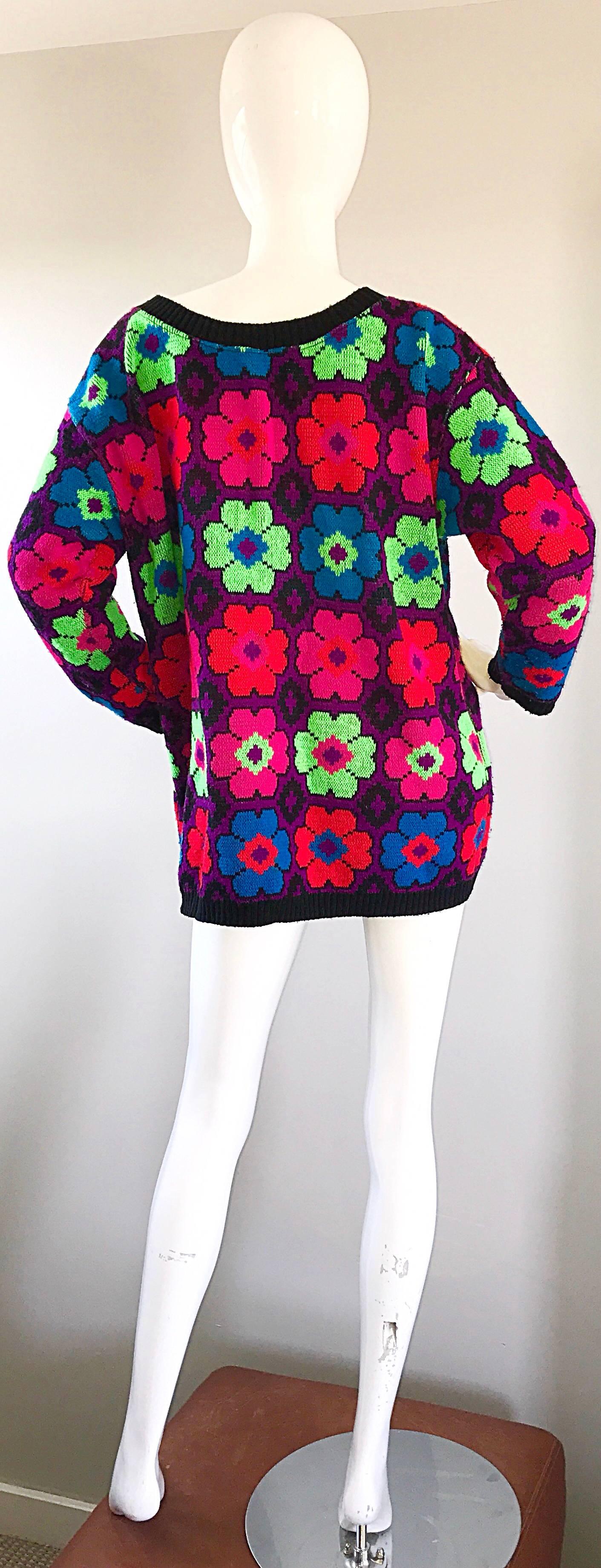 1980s Betsey Johnson Punk Label One Size Intarsia Flower Sweater Jumper 80s In Excellent Condition For Sale In San Diego, CA