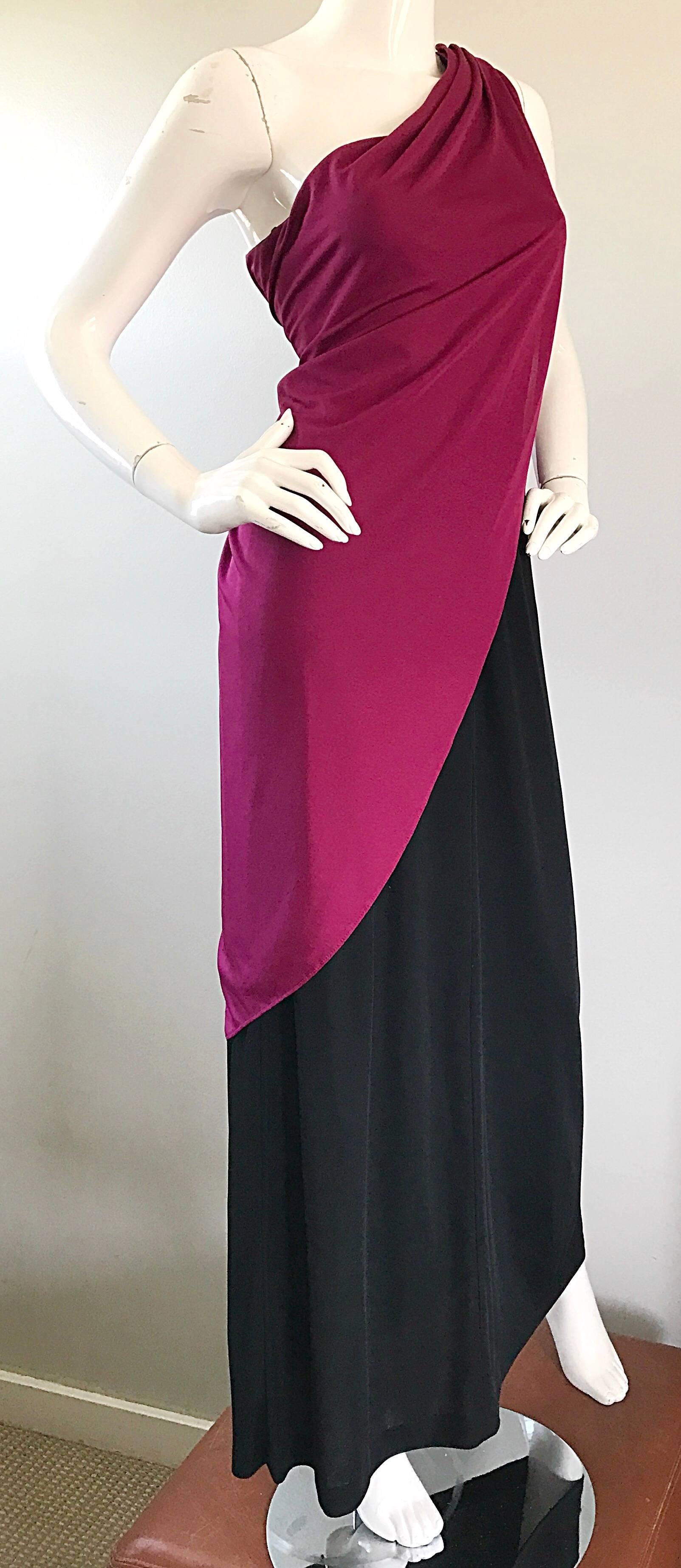 Bill Blass, un abito monospalla in stile greco a blocchi di colore rosa lampone e nero. in vendita 1