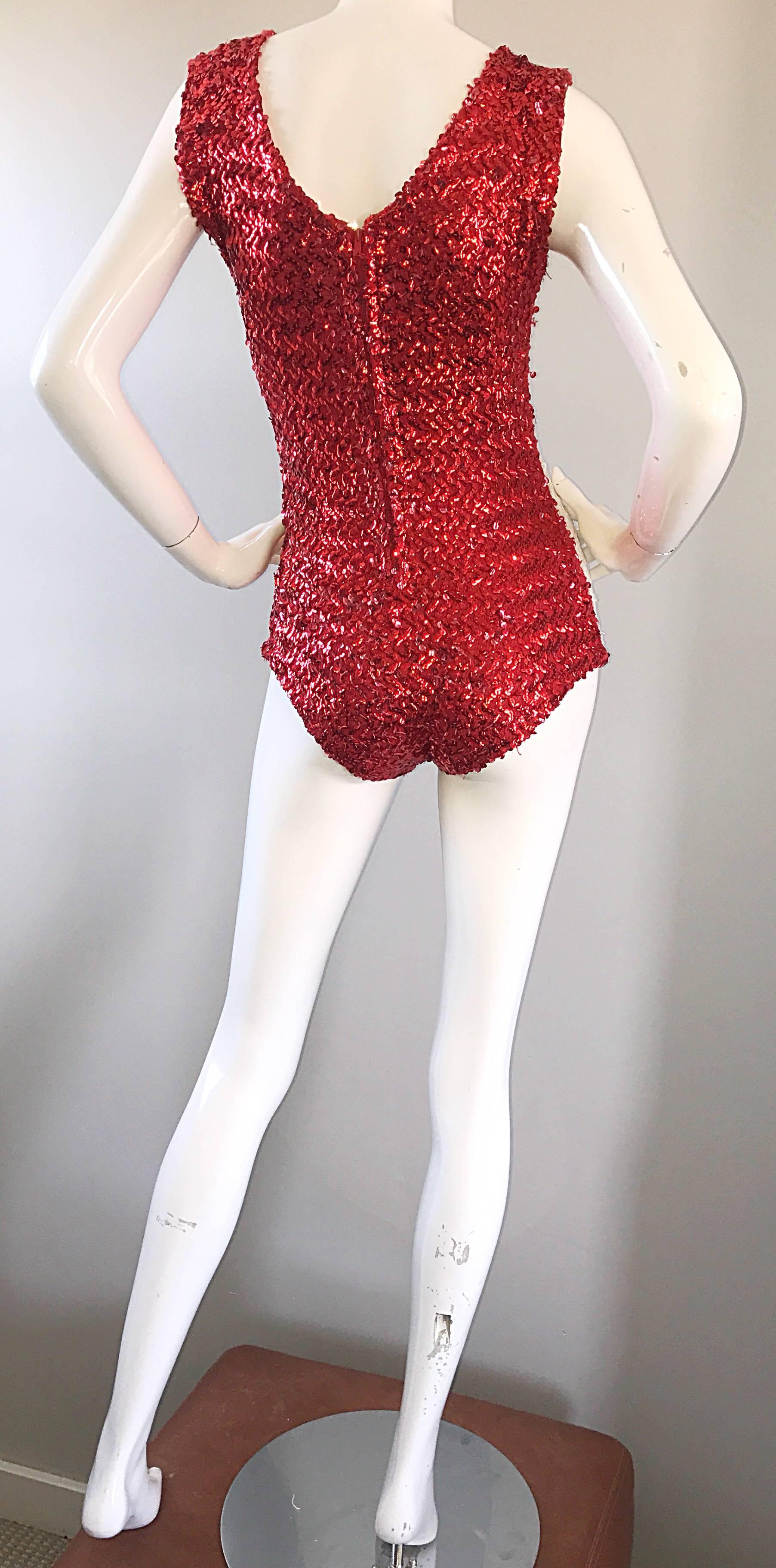 Einsie Bodysuit aus den 1960er Jahren mit rot-weiß-schwarzem Farbblock und Pailletten Majorette  im Angebot 4