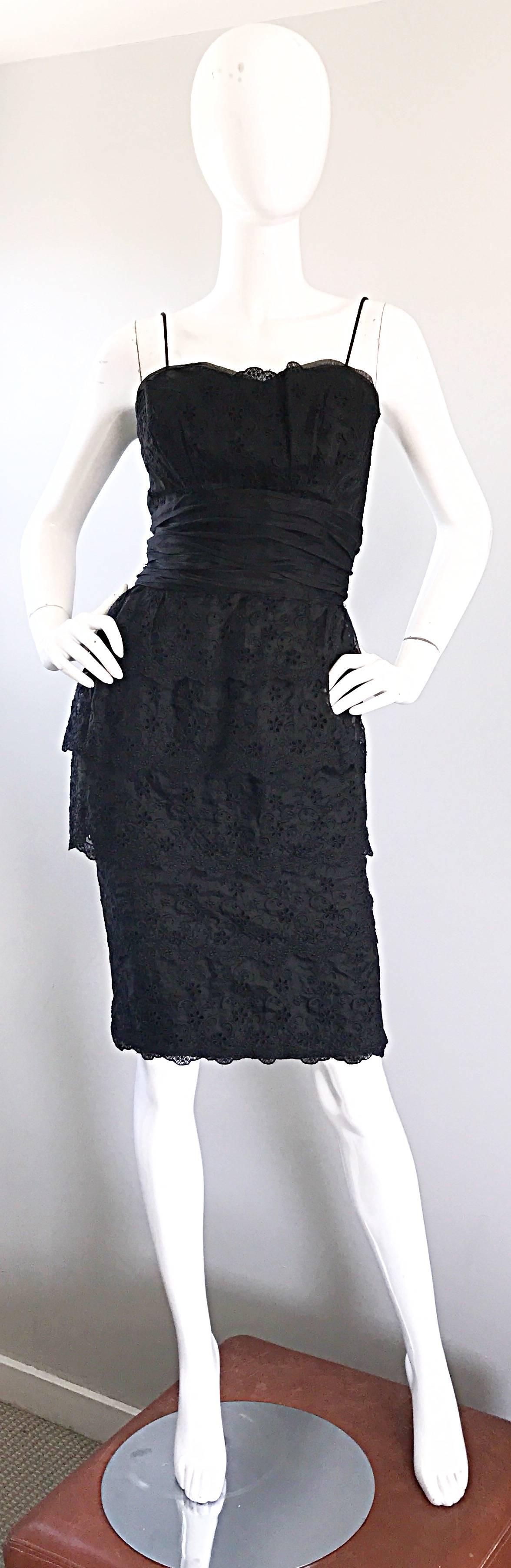 Superbe robe de cocktail demi-couture des années 1950 en dentelle de soie noire et œillets, créée par 