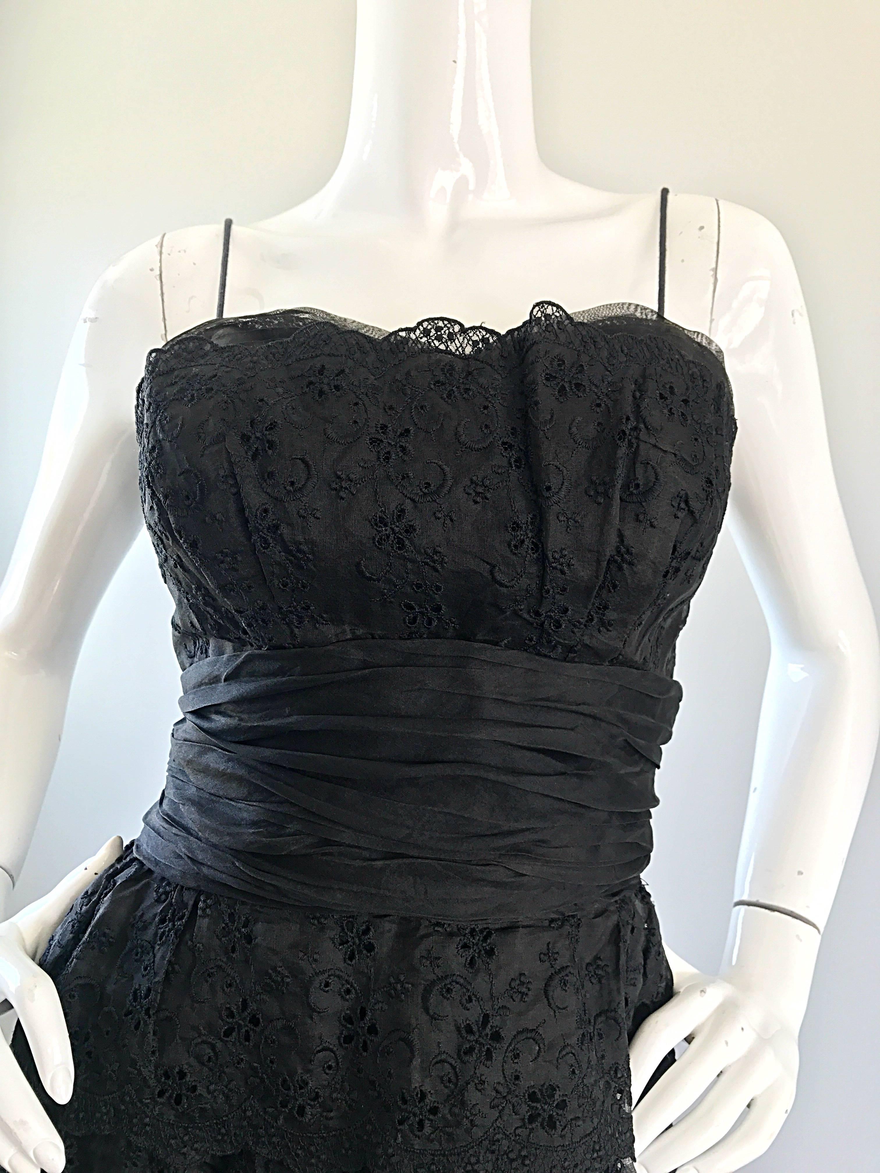 Noir Magnifique robe moulante en soie noire à œillets et dentelle Demi Couture des années 1950 en vente