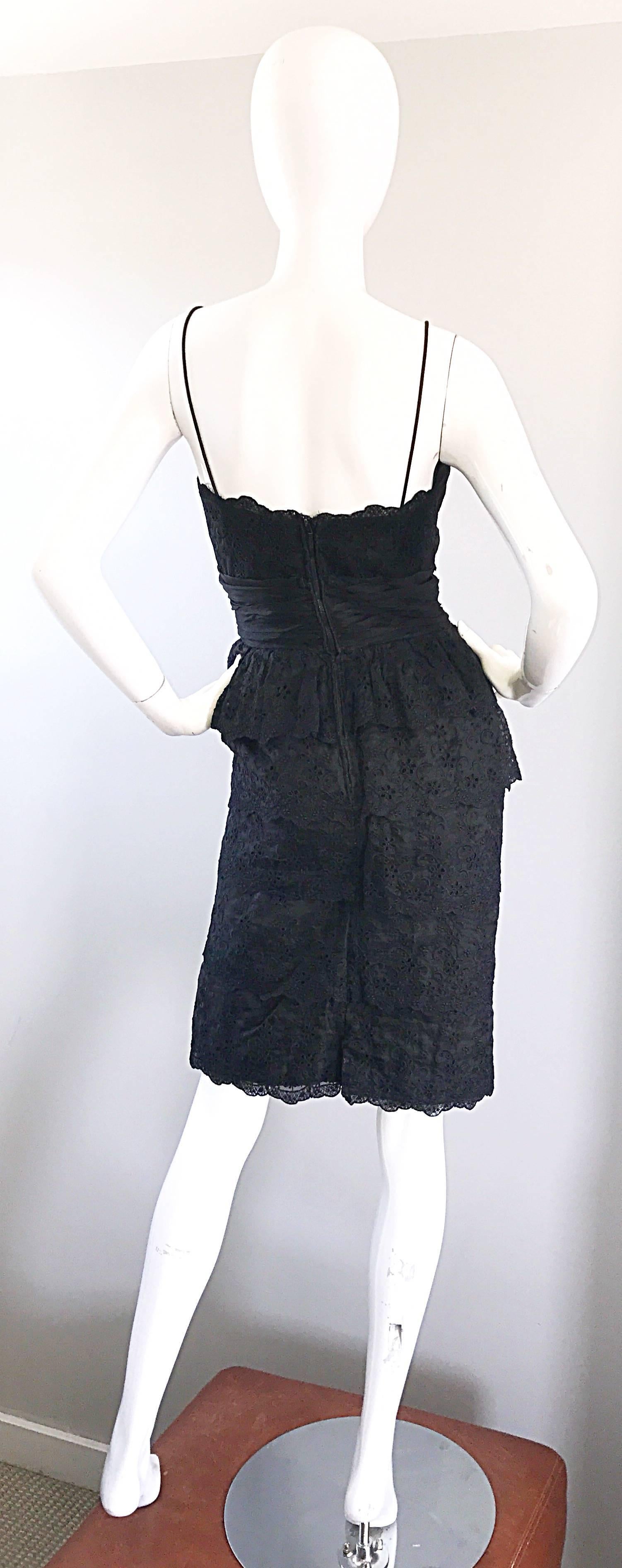 Magnifique robe moulante en soie noire à œillets et dentelle Demi Couture des années 1950 Pour femmes en vente