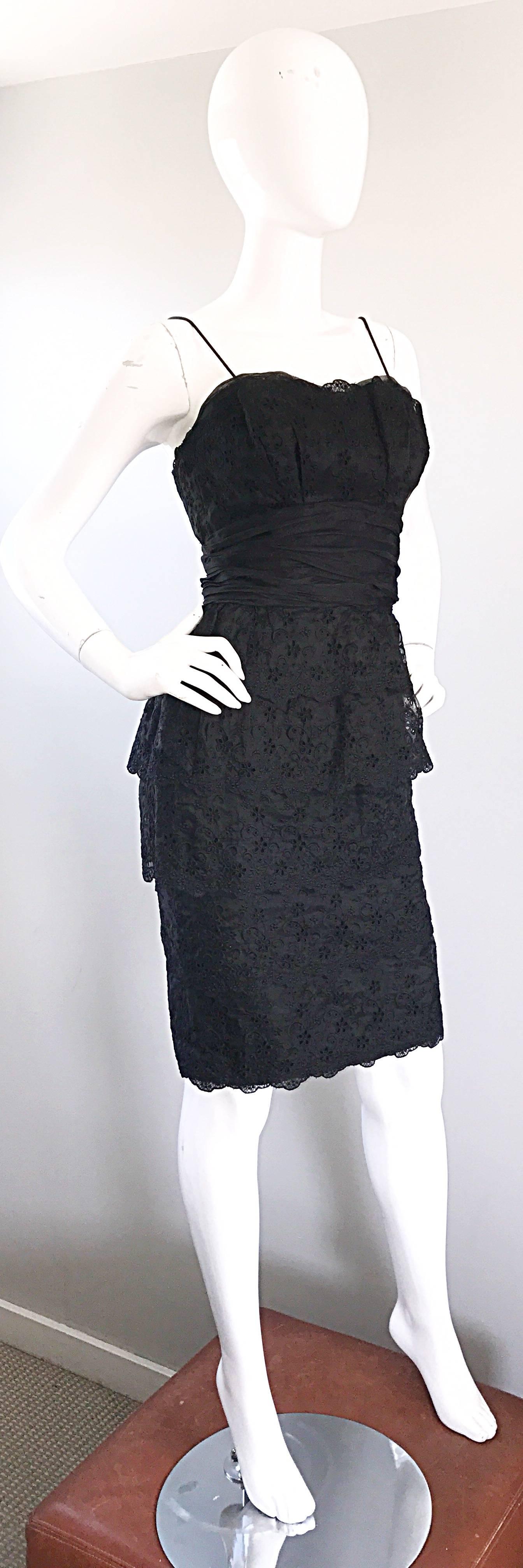 Magnifique robe moulante en soie noire à œillets et dentelle Demi Couture des années 1950 en vente 2