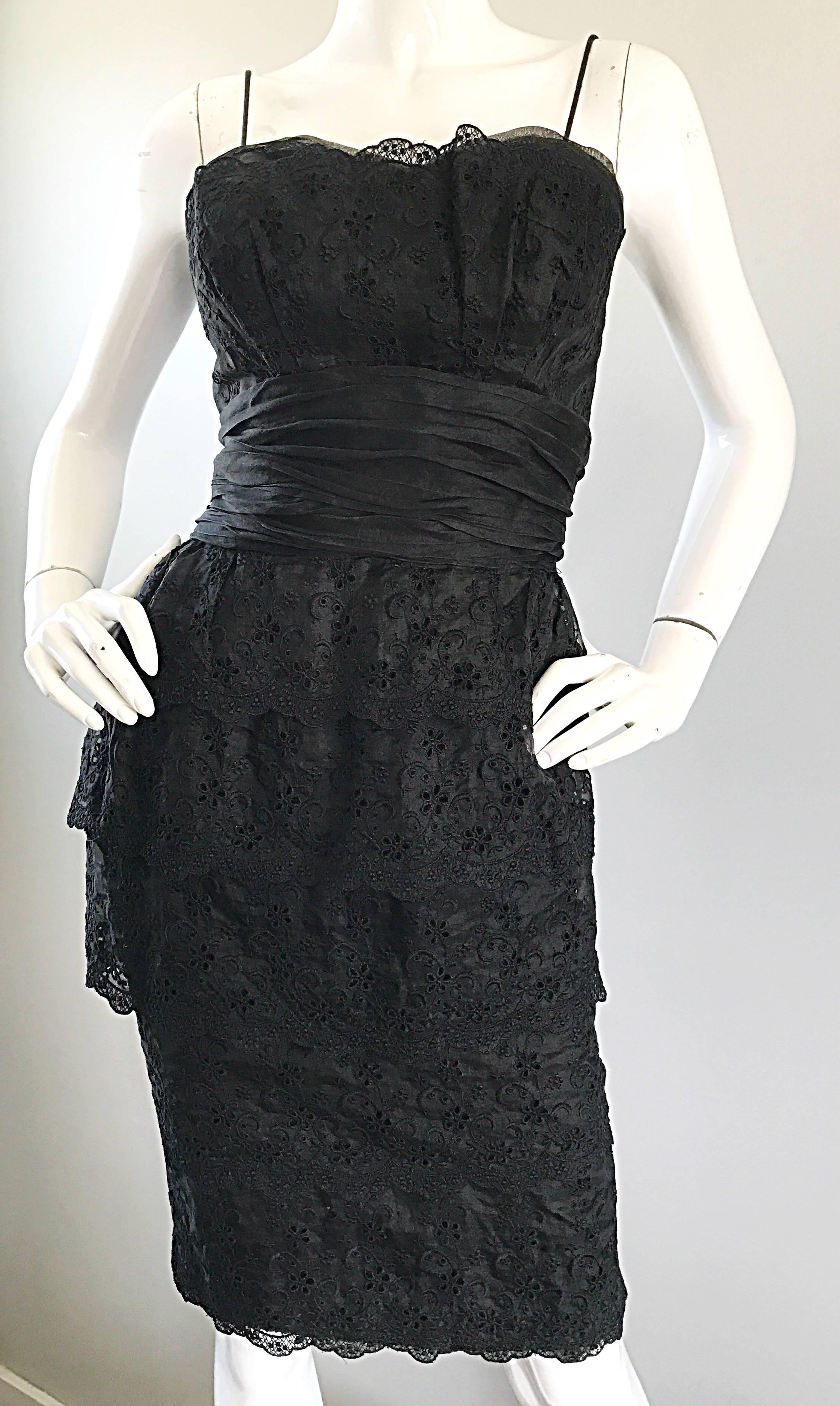 Magnifique robe moulante en soie noire à œillets et dentelle Demi Couture des années 1950 en vente 4
