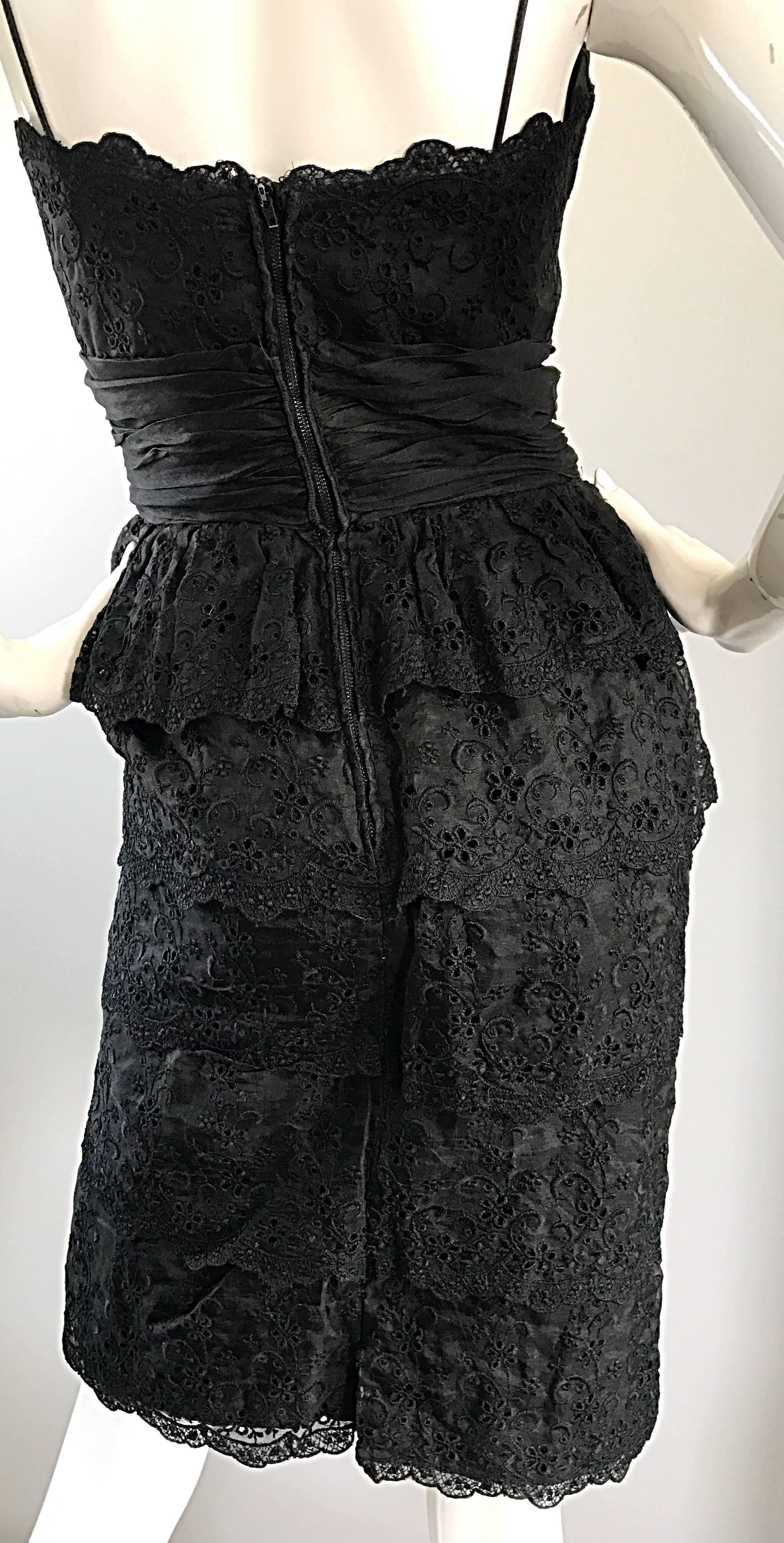 Magnifique robe moulante en soie noire à œillets et dentelle Demi Couture des années 1950 en vente 3