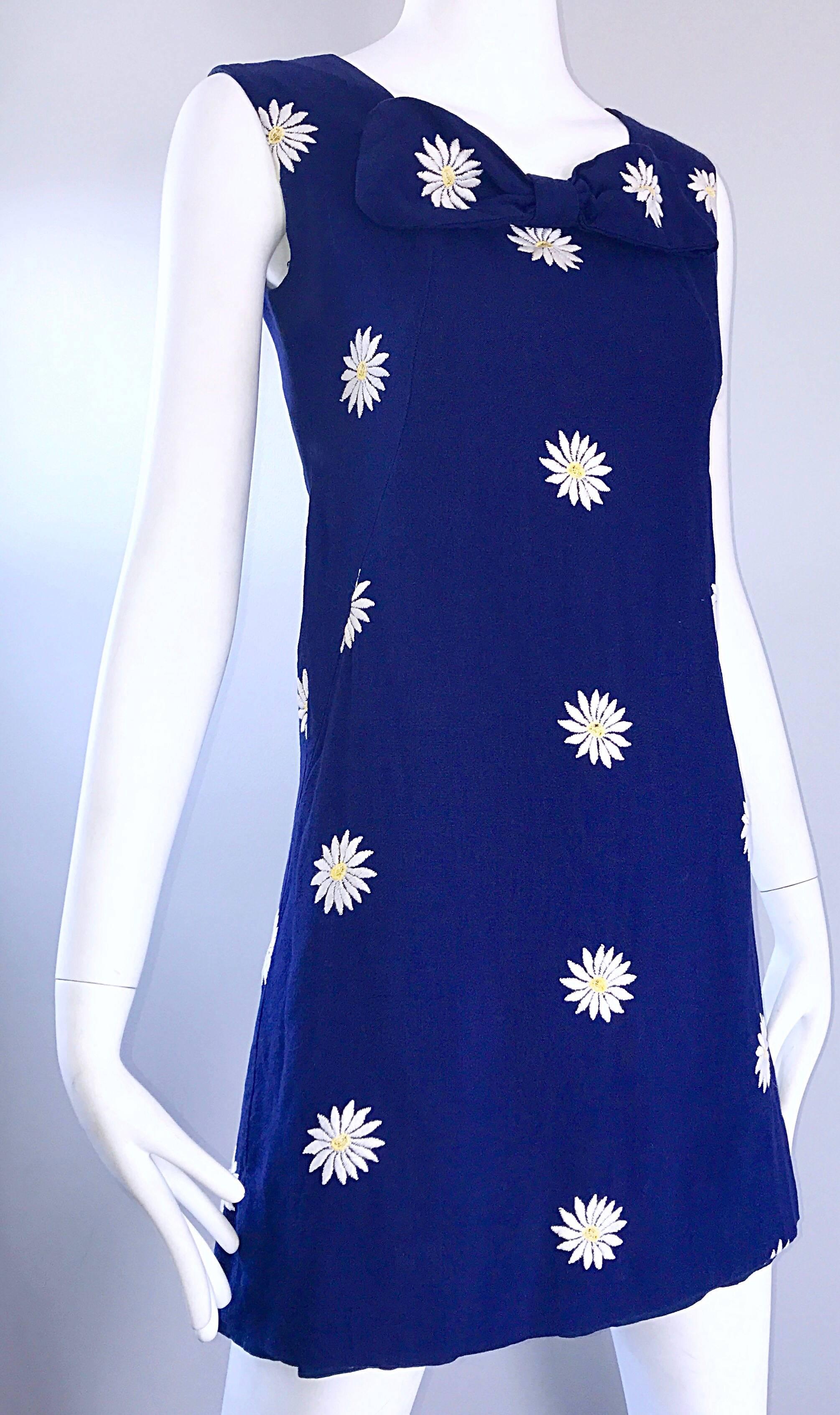 Donna Chic 1960s Navy Blue Cotton Daisy Flower Print Vintage 60s Shift A - Line Dress in vendita