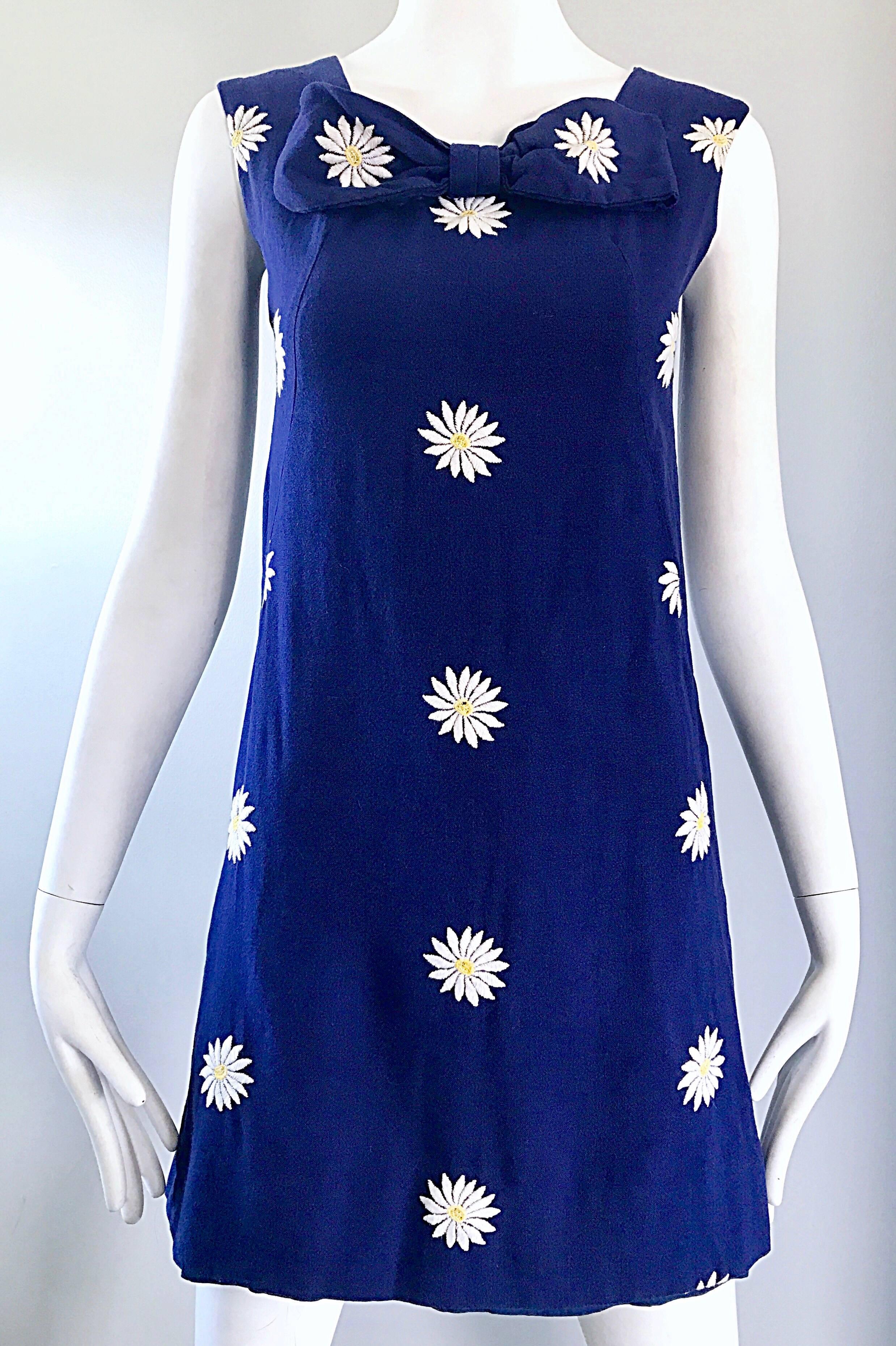 Chic 1960s Navy Blue Cotton Daisy Flower Print Vintage 60s Shift A - Line Dress In Excellent Condition For Sale In San Diego, CA