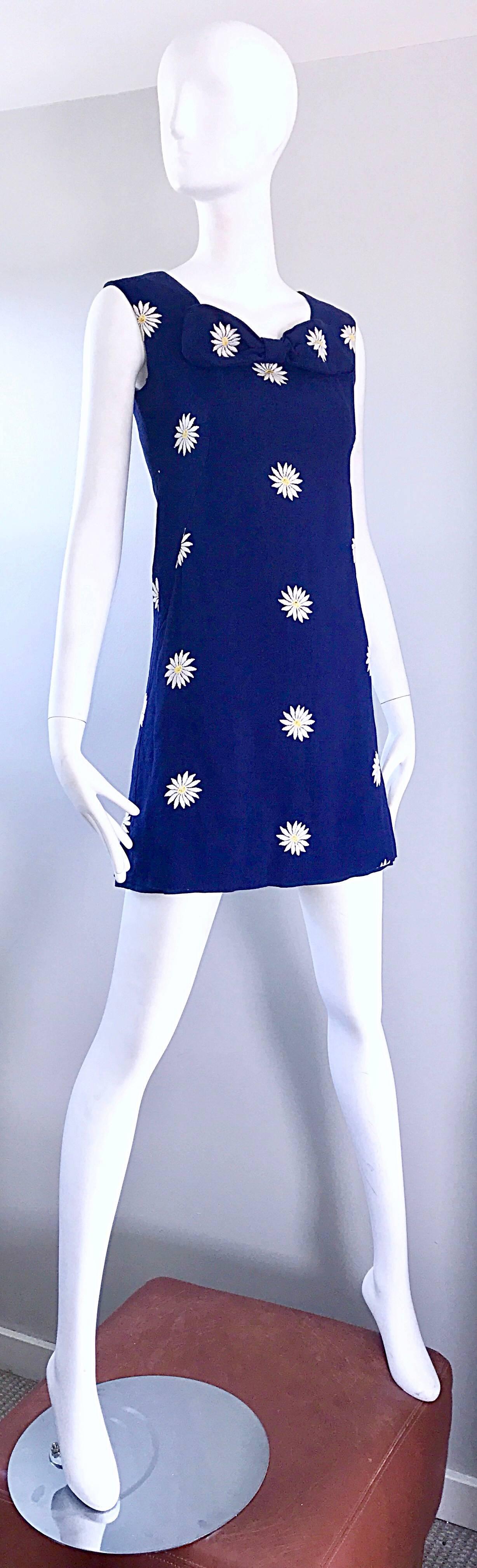 Chic 1960s Navy Blue Cotton Daisy Flower Print Vintage 60s Shift A - Line Dress For Sale 1