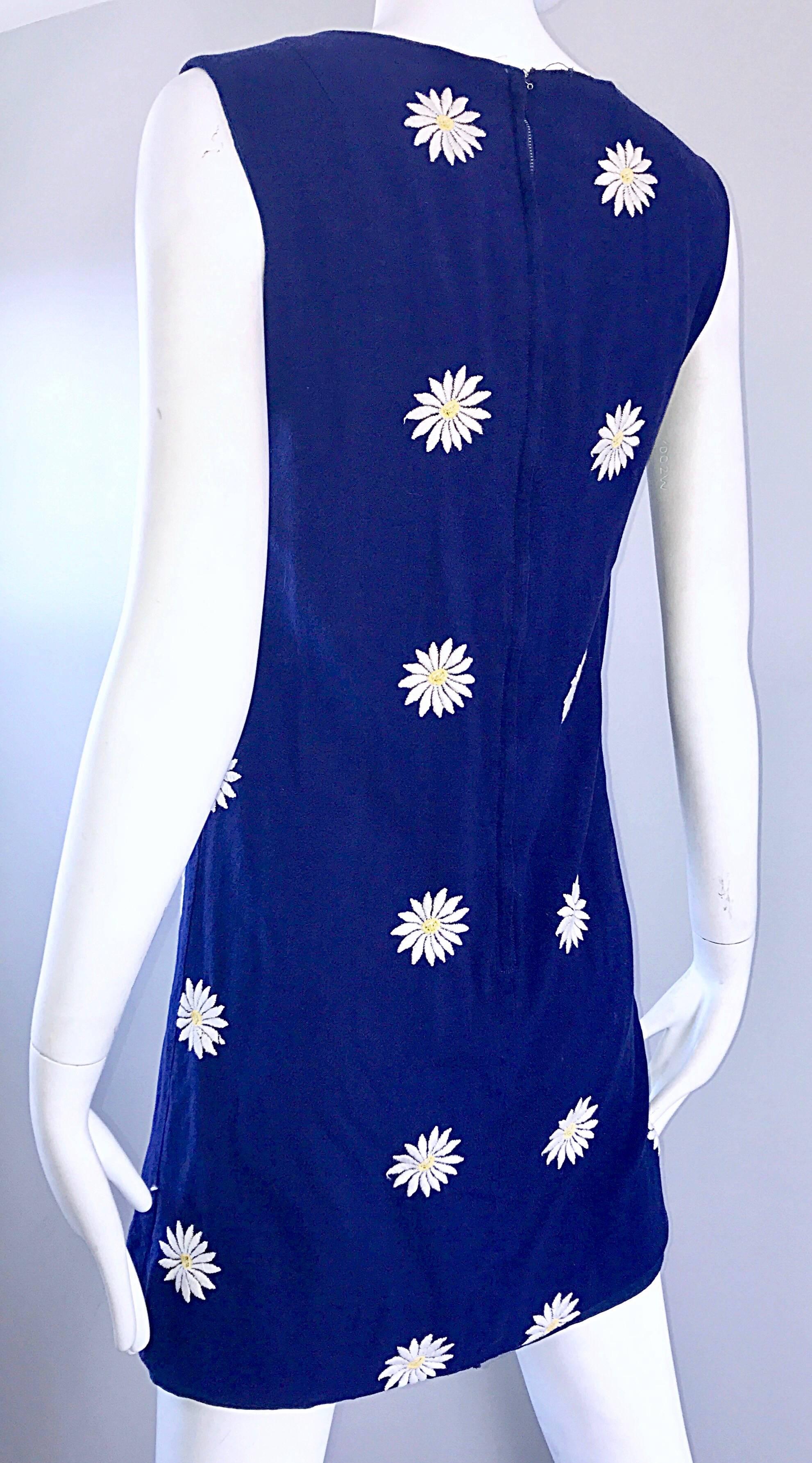 Women's Chic 1960s Navy Blue Cotton Daisy Flower Print Vintage 60s Shift A - Line Dress For Sale