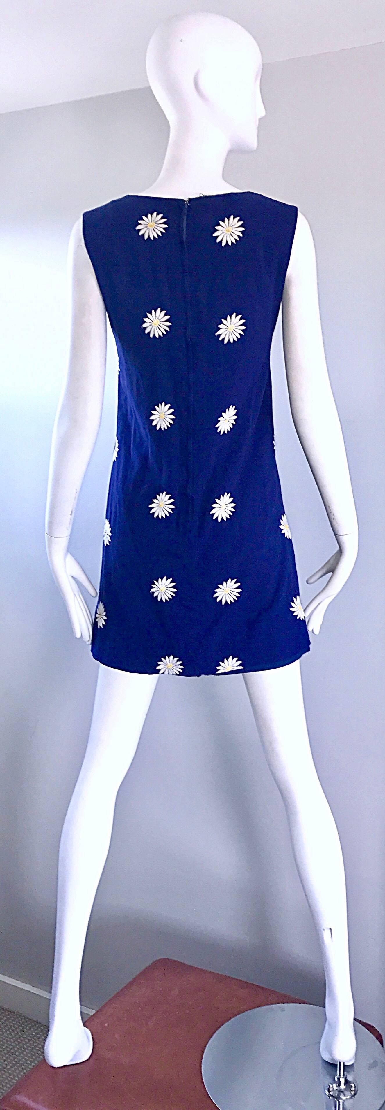 Chic 1960s Navy Blue Cotton Daisy Flower Print Vintage 60s Shift A - Line Dress For Sale 2