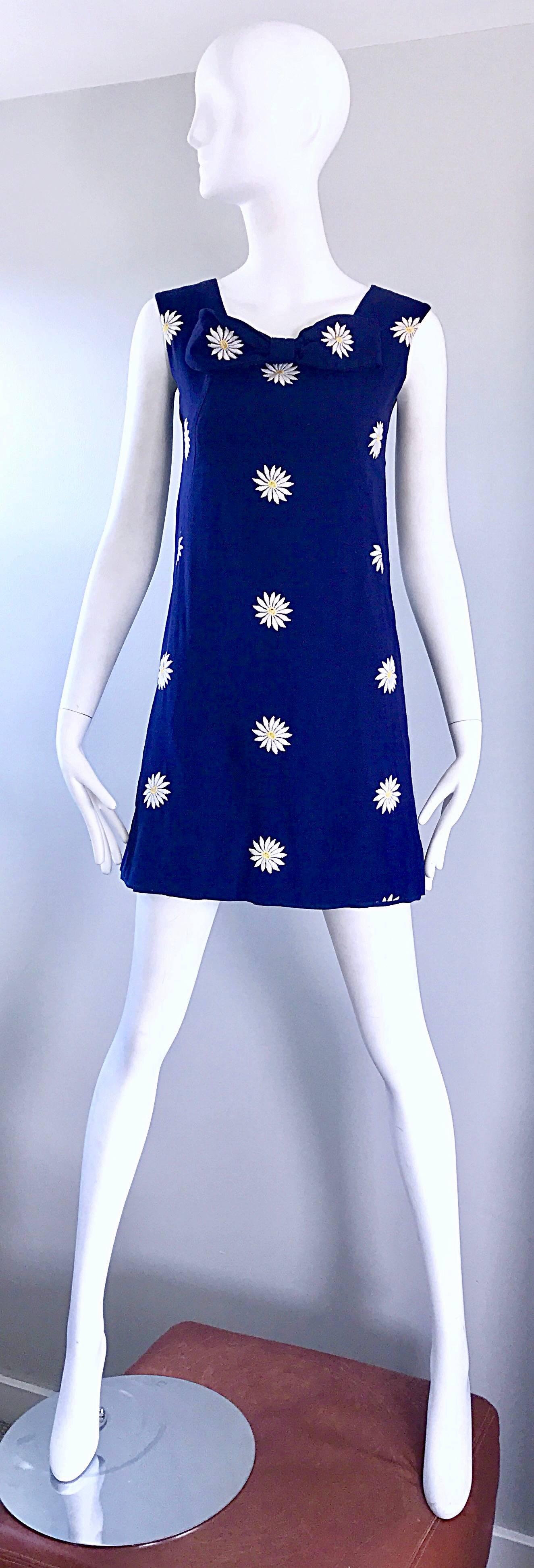 Chic 1960s Navy Blue Cotton Daisy Flower Print Vintage 60s Shift A - Line Dress For Sale 3