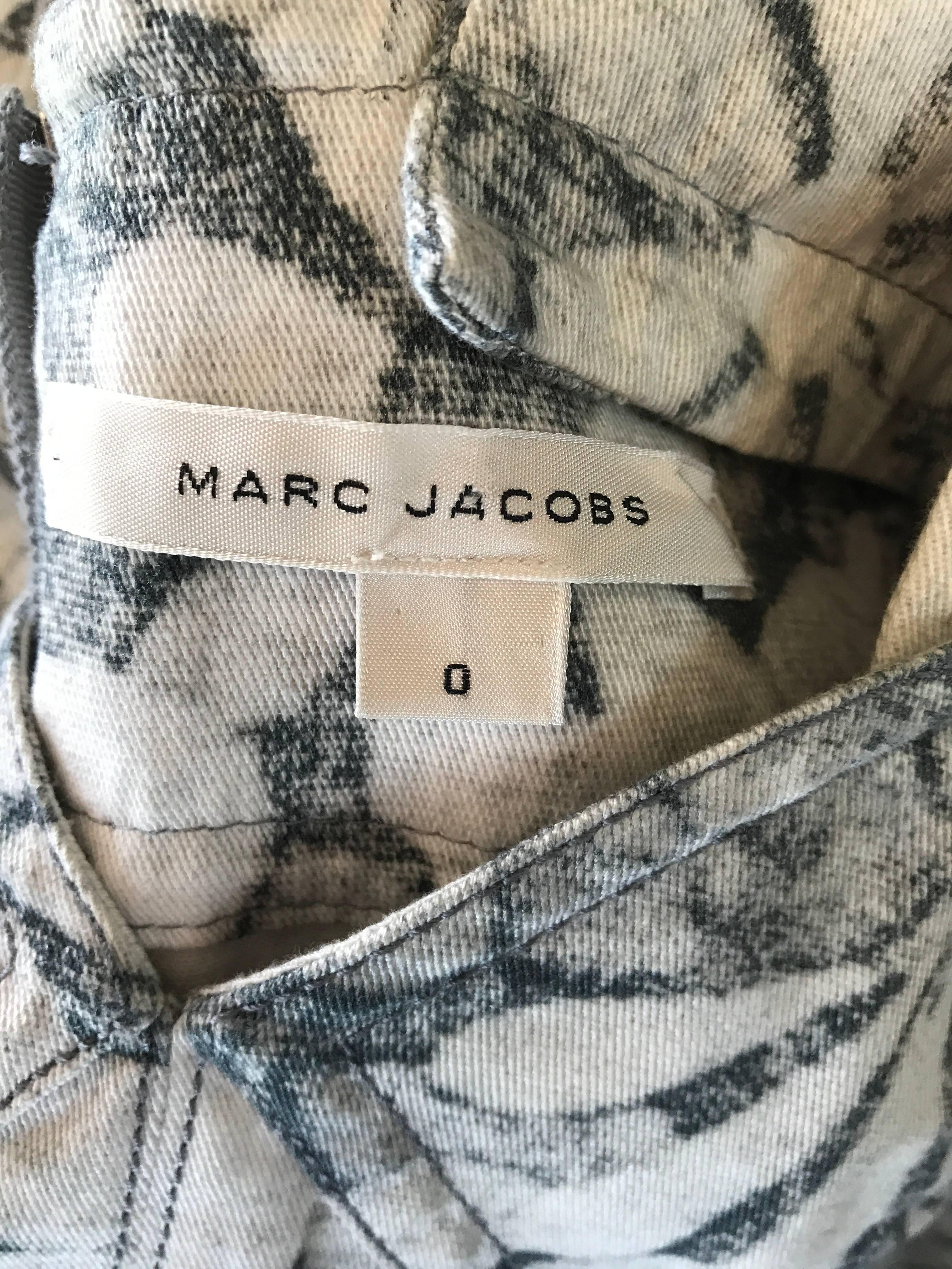 Marc Jacobs New Gray and White Denim Flower Size 0 / 2 Fit n' Flare Corset Dress For Sale 4