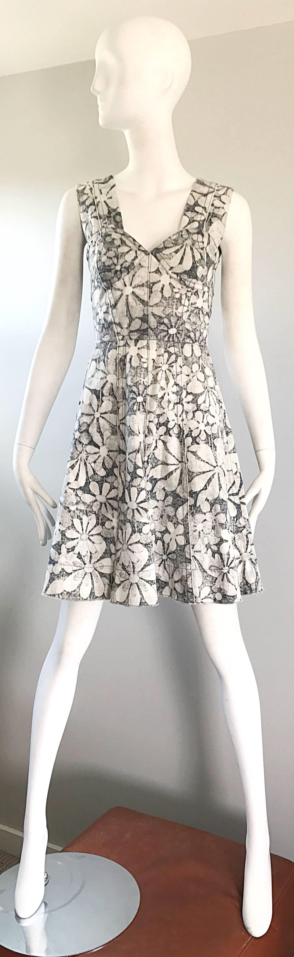 Chic brand new MARC JACOBS grey and white flower printed cotton denim dress! Features allover flowers printed throughout. Has a 1960s / 60s mod vibe that is effortlessly stylish! Corset styled bodice offers lots of support. Features pockets at each