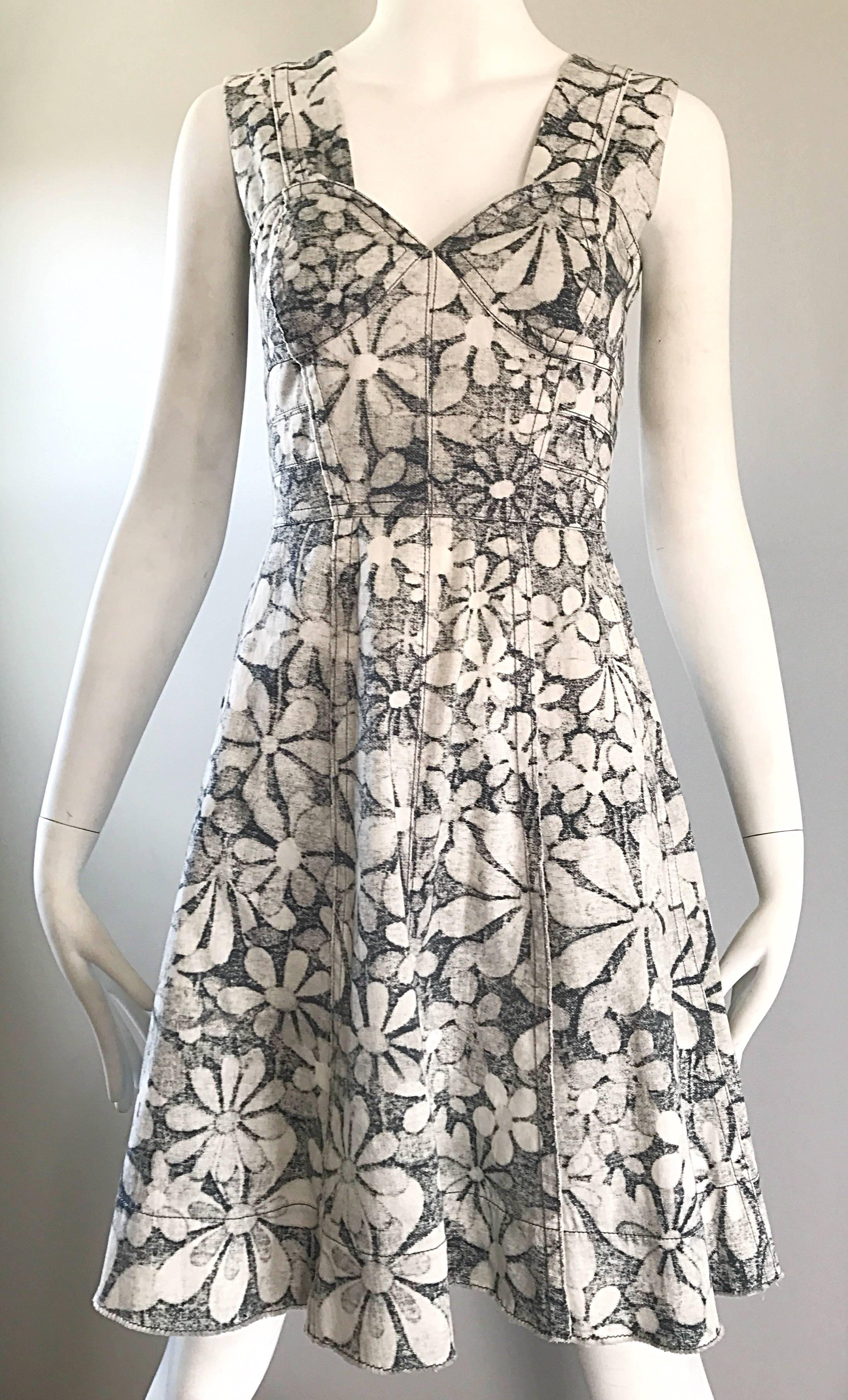 Marc Jacobs New Gray and White Denim Flower Size 0 / 2 Fit n' Flare Corset Dress In Excellent Condition For Sale In San Diego, CA