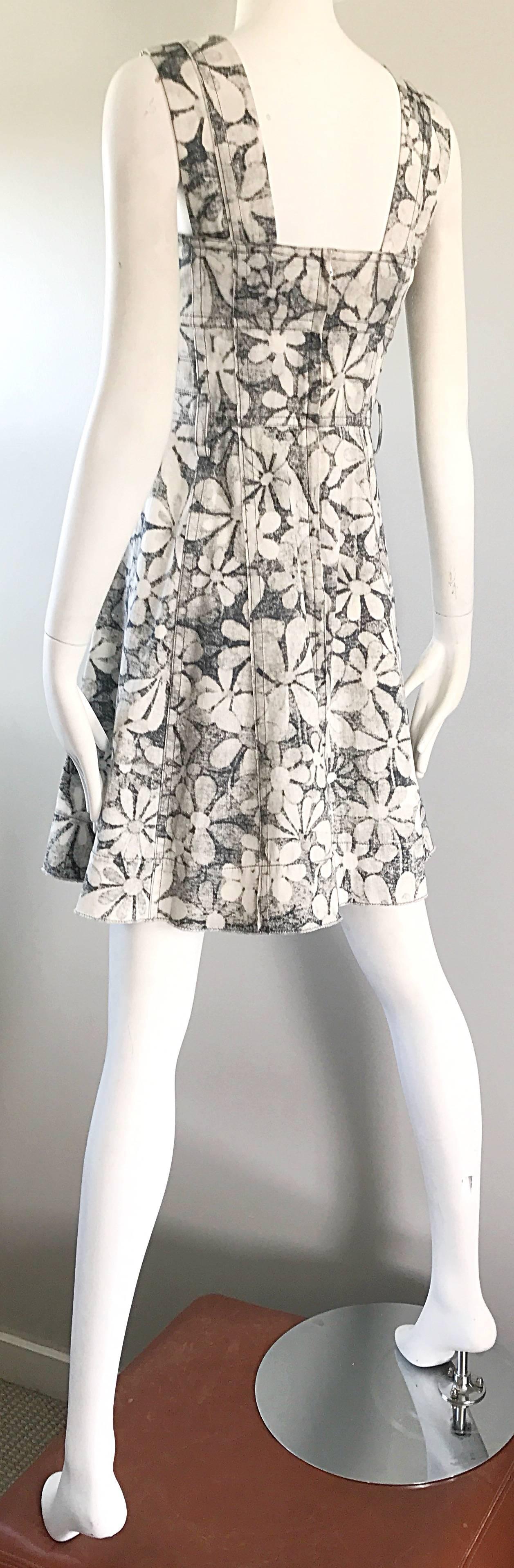 Marc Jacobs New Gray and White Denim Flower Size 0 / 2 Fit n' Flare Corset Dress For Sale 1