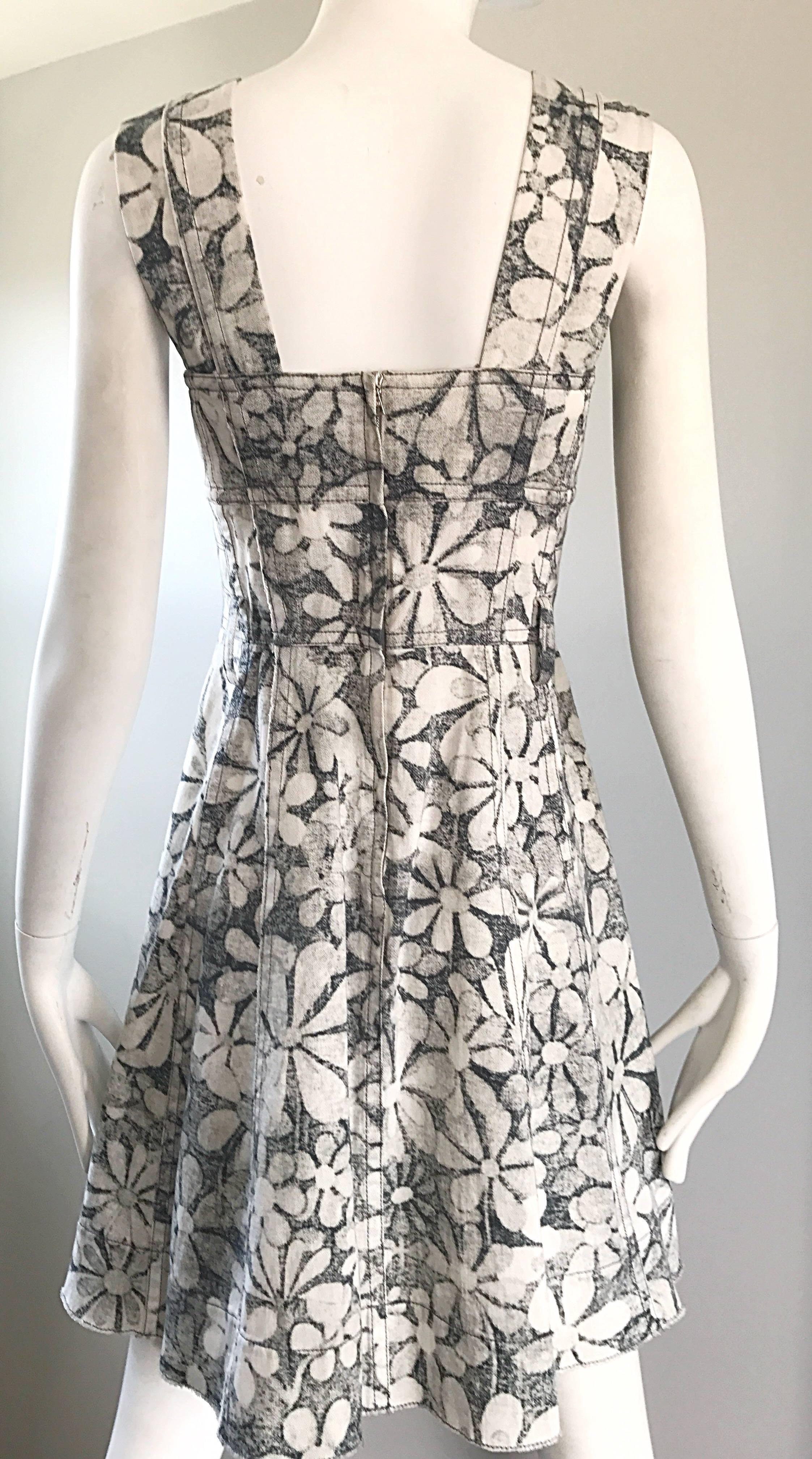 Marc Jacobs New Gray and White Denim Flower Size 0 / 2 Fit n' Flare Corset Dress For Sale 2