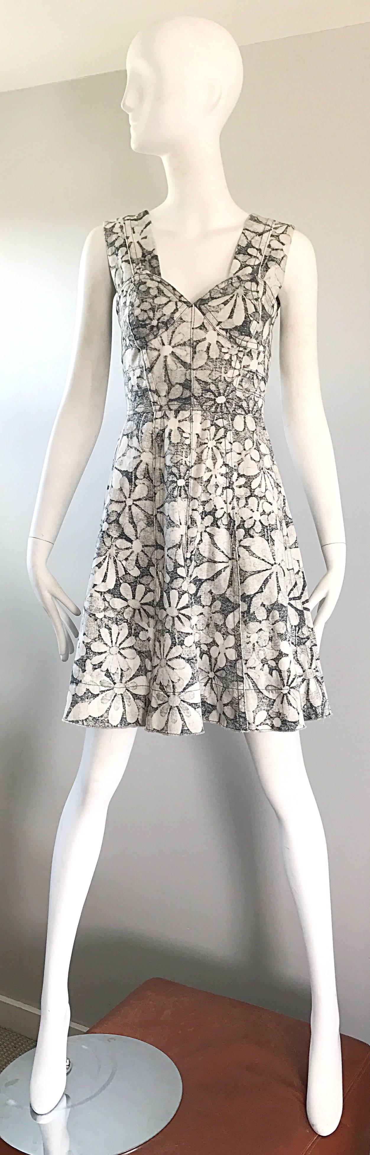 Marc Jacobs New Gray and White Denim Flower Size 0 / 2 Fit n' Flare Corset Dress For Sale 3