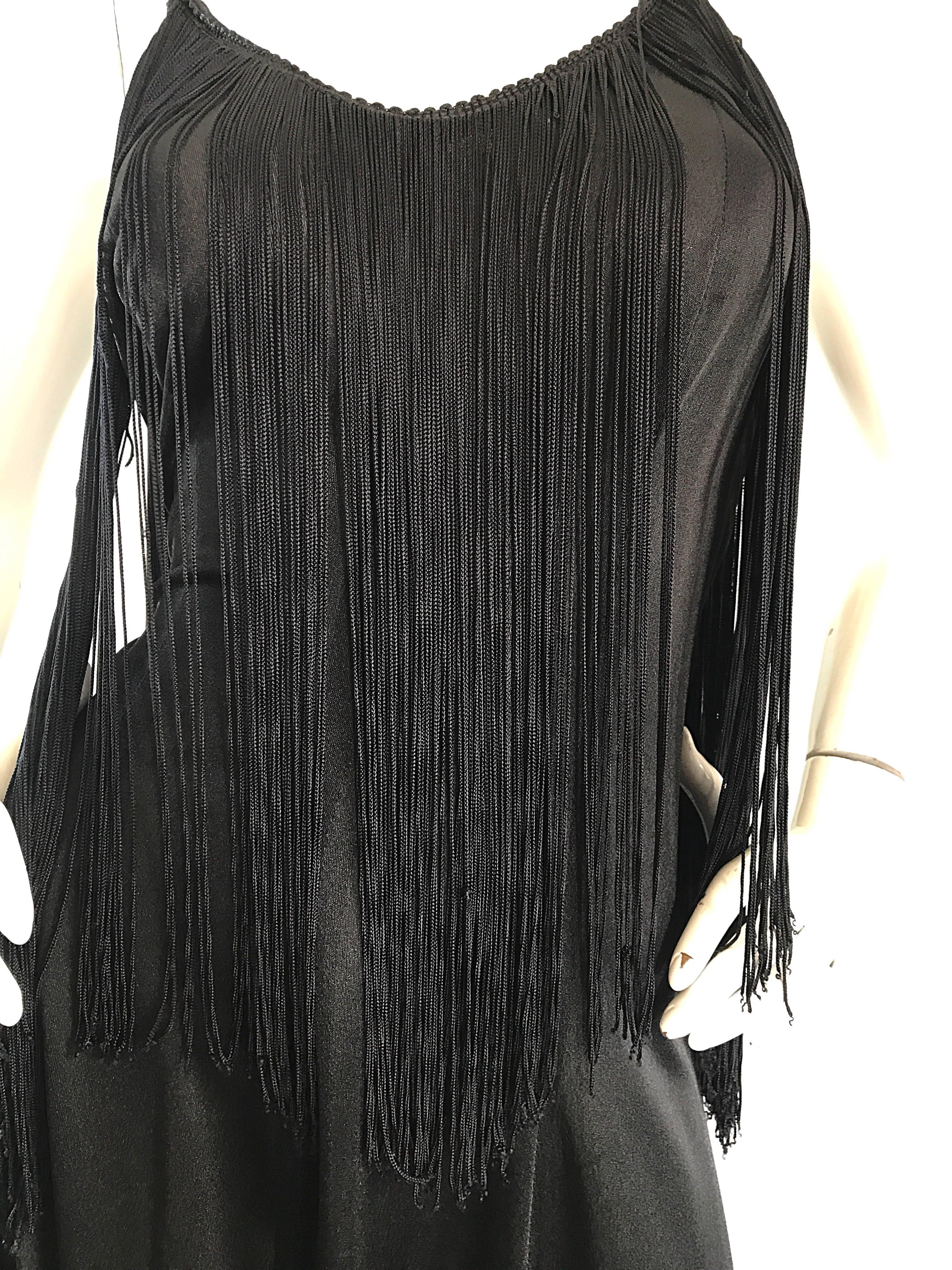 Noir Magnifique robe vintage disco noire à franges et ourlet en forme de foulard, style garçonne, années 1970  en vente